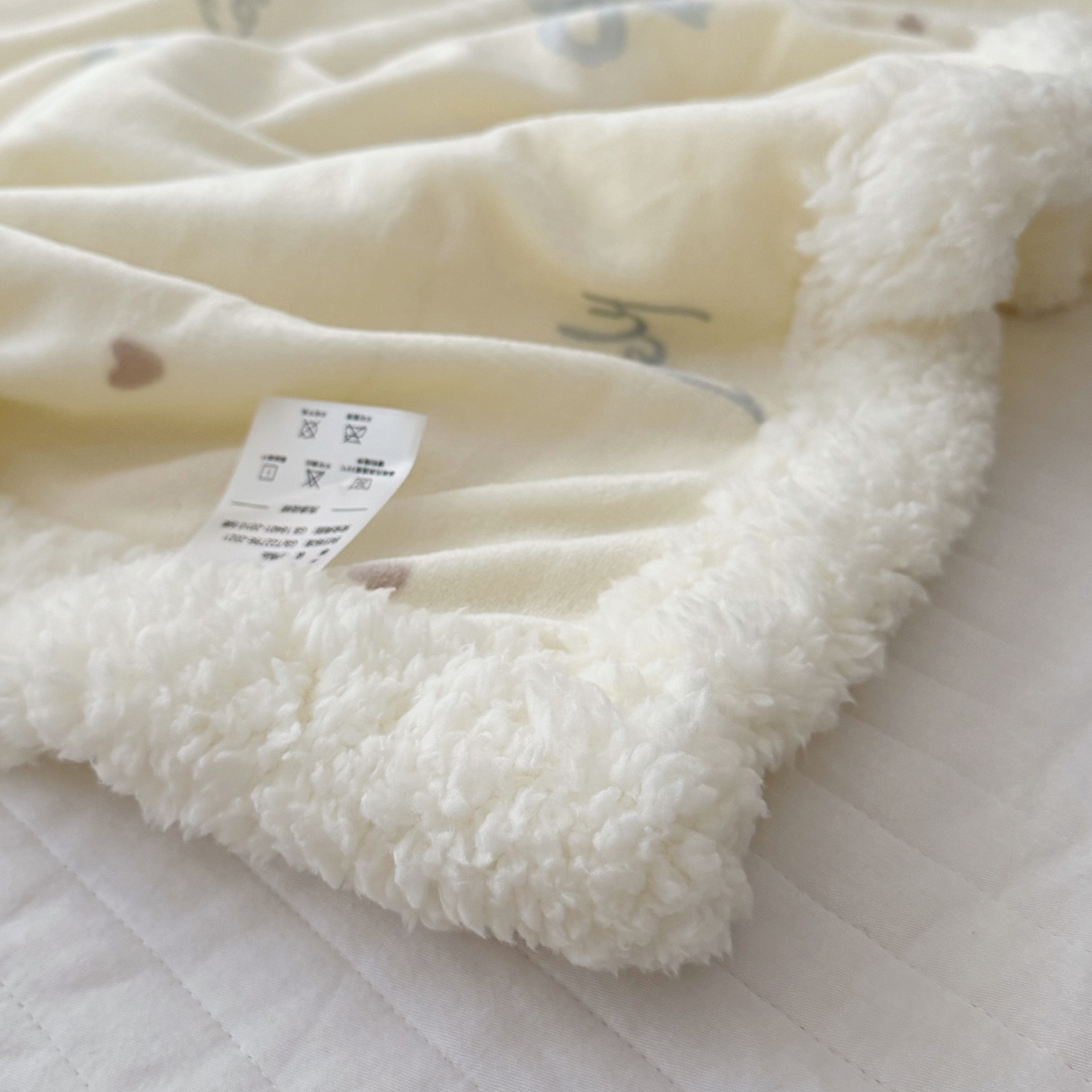 91家纺网 家纺一手货源 找家纺 航途席业 2025新款200g牛奶绒羊羔绒毛毯 蓝色蝴蝶结