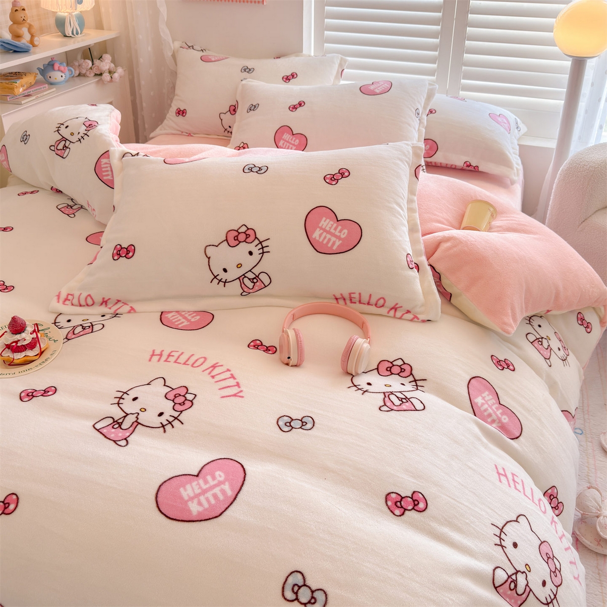 91家纺网 家纺一手货源 找家纺 名兮家居 2025新款经典奥特曼-三丽鸥高克重牛奶绒四件套 甜心kt