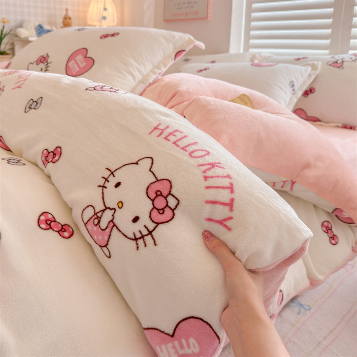 91家纺网 家纺一手货源 找家纺 名兮家居 2025新款经典奥特曼-三丽鸥高克重牛奶绒四件套 甜心kt