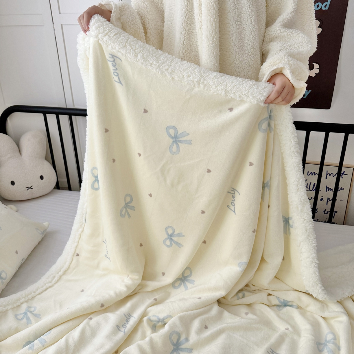 91家纺网 家纺一手货源 找家纺 航途席业 2025新款200g牛奶绒羊羔绒毛毯 蓝色蝴蝶结