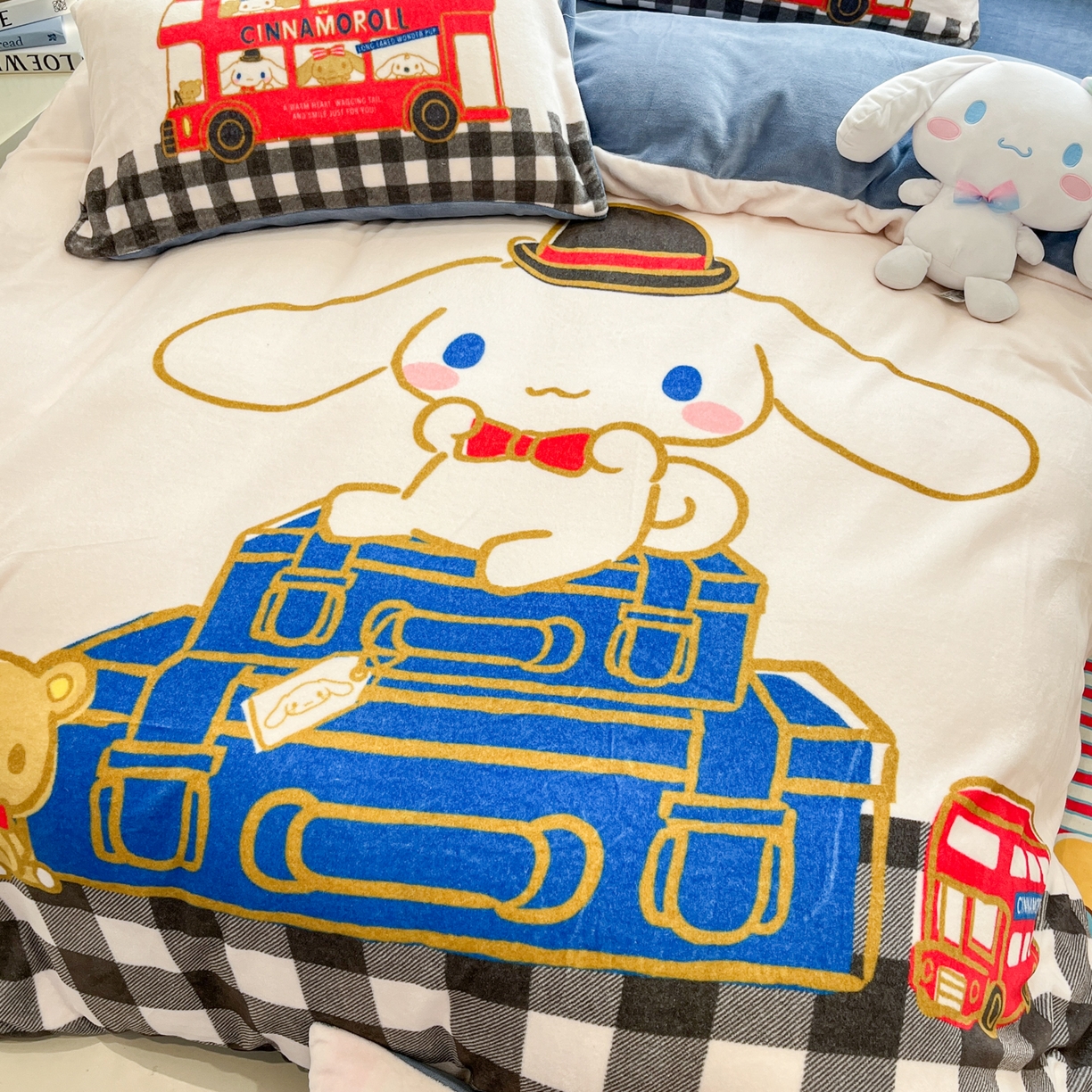 91家纺网 家纺一手货源 找家纺 金爱家 2025新品正版三丽鸥授权大版卡通平网数码印花加厚高克重牛奶绒系列四件套 绒大版-旅行大耳狗