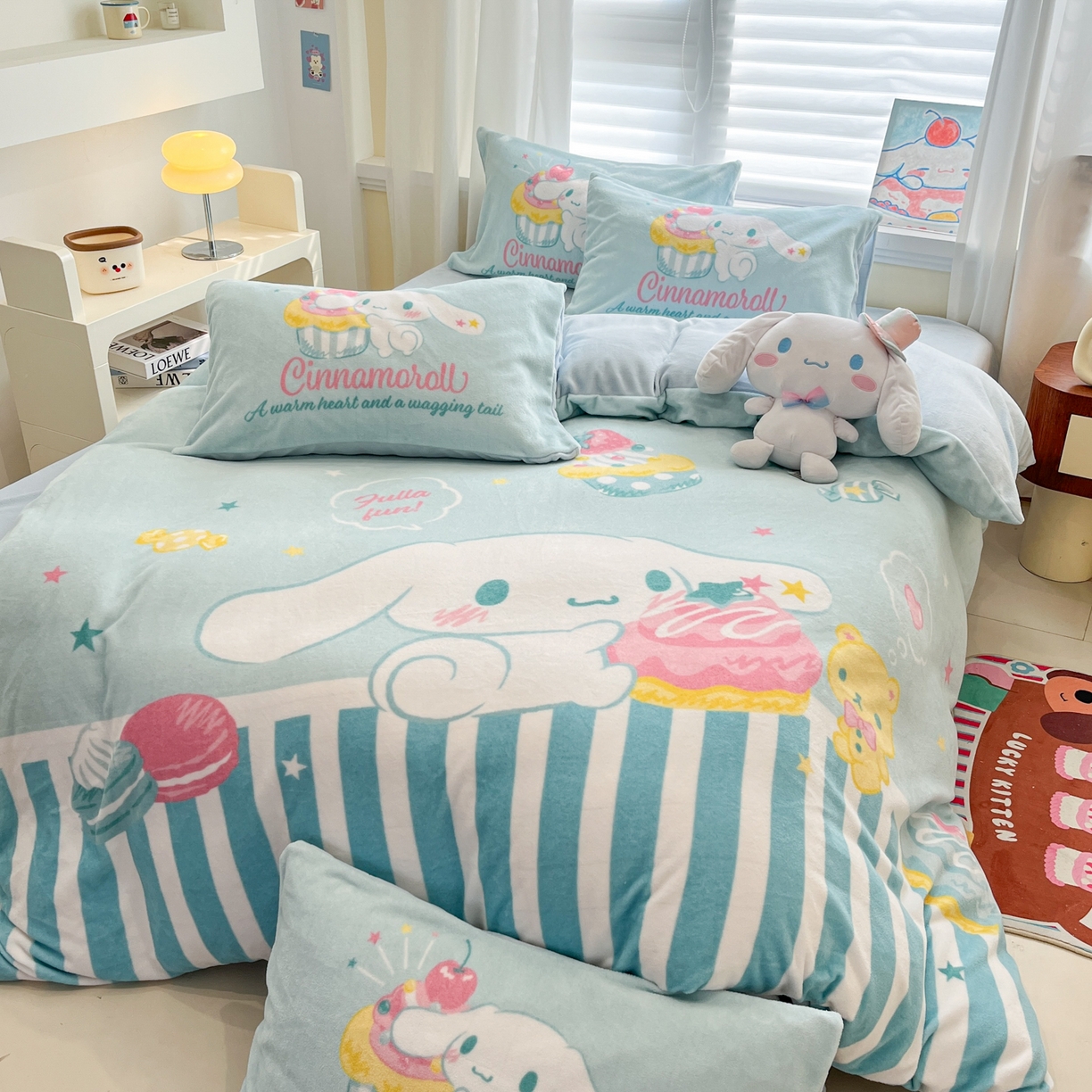 91家纺网 家纺一手货源 找家纺 金爱家 2025新品正版三丽鸥授权大版卡通平网数码印花加厚高克重牛奶绒系列四件套 绒大版-蛋糕大耳狗