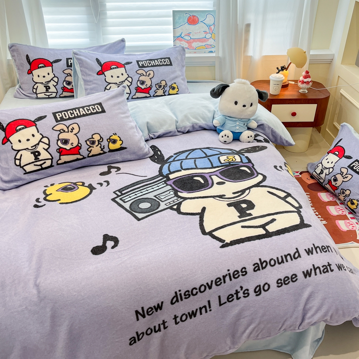 91家纺网 家纺一手货源 找家纺 金爱家 2025新品正版三丽鸥授权大版卡通平网数码印花加厚高克重牛奶绒系列四件套 绒大版-眼睛酷酷狗