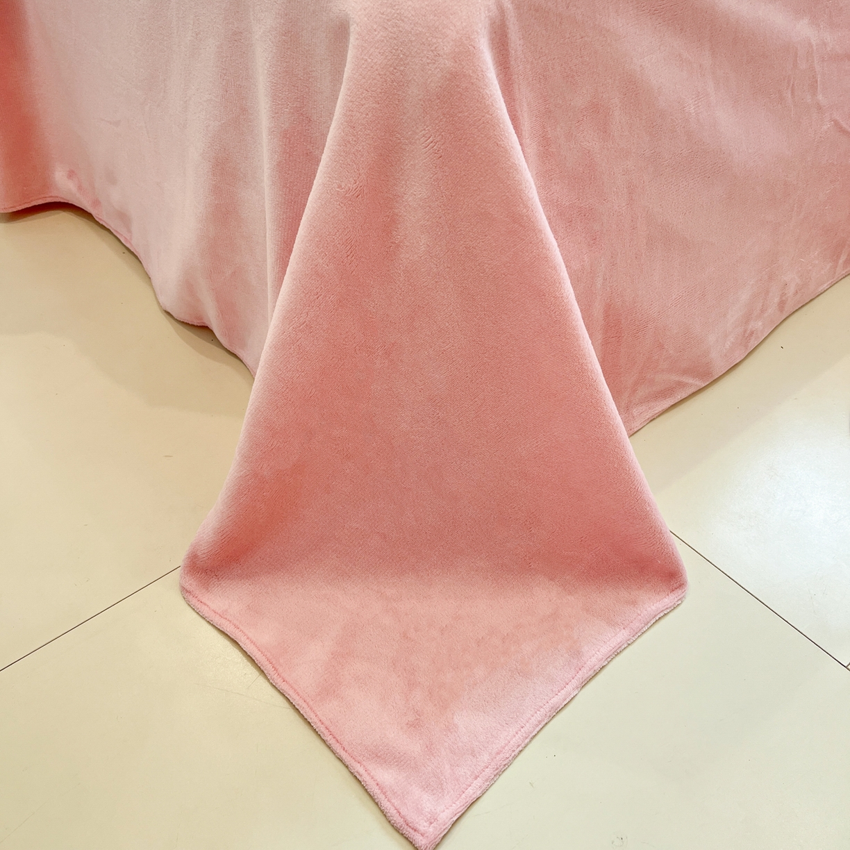 91家纺网 家纺一手货源 找家纺 金爱家 2025新品正版三丽鸥授权大版卡通平网数码印花加厚高克重牛奶绒系列四件套 绒大版-蛋糕kt