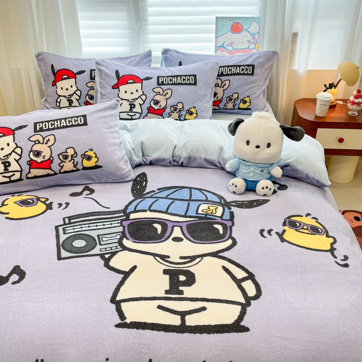 91家纺网 家纺一手货源 找家纺 金爱家 2025新品正版三丽鸥授权大版卡通平网数码印花加厚高克重牛奶绒系列四件套 绒大版-眼睛酷酷狗