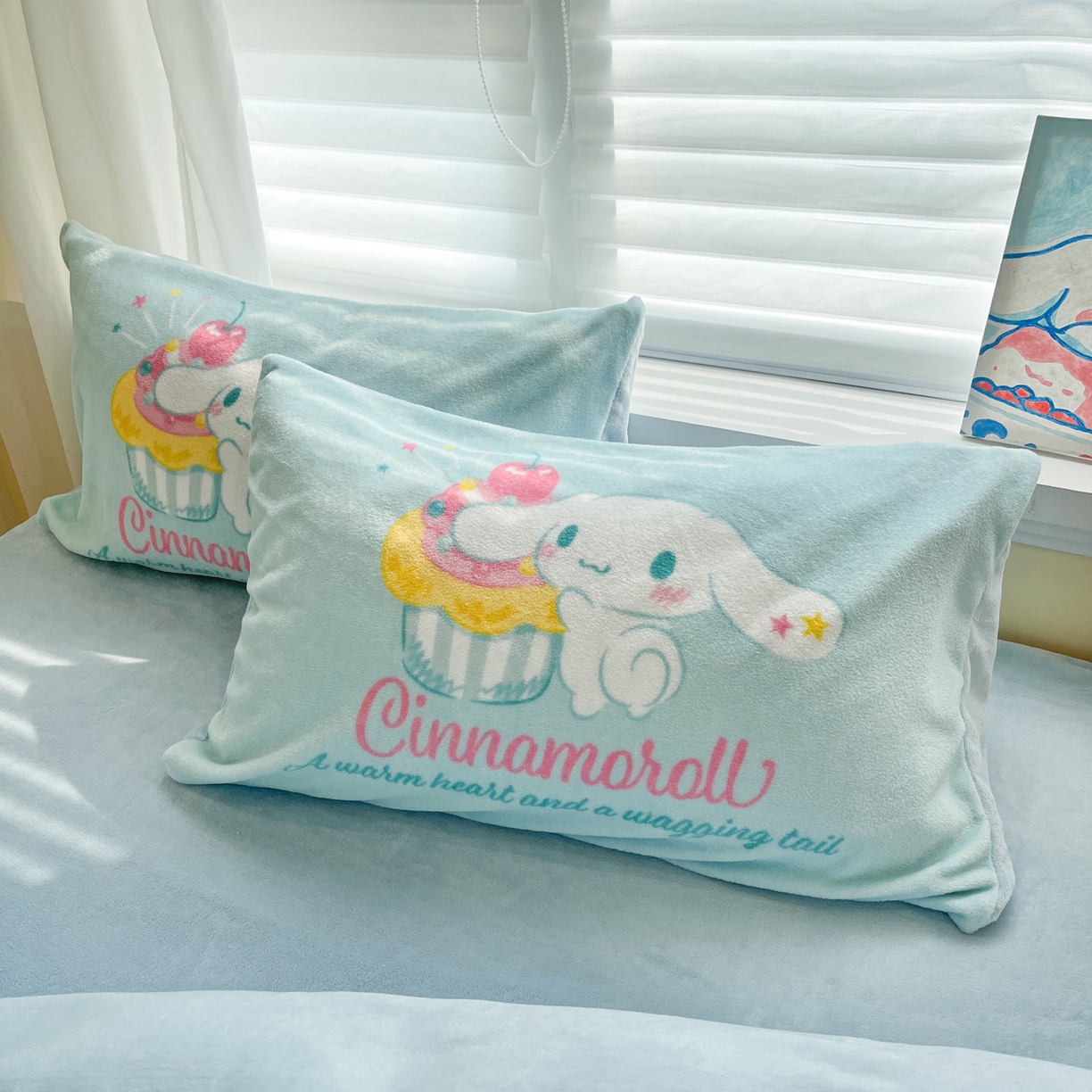 91家纺网 家纺一手货源 找家纺 金爱家 2025新品正版三丽鸥授权大版卡通平网数码印花加厚高克重牛奶绒系列四件套 绒大版-蛋糕大耳狗