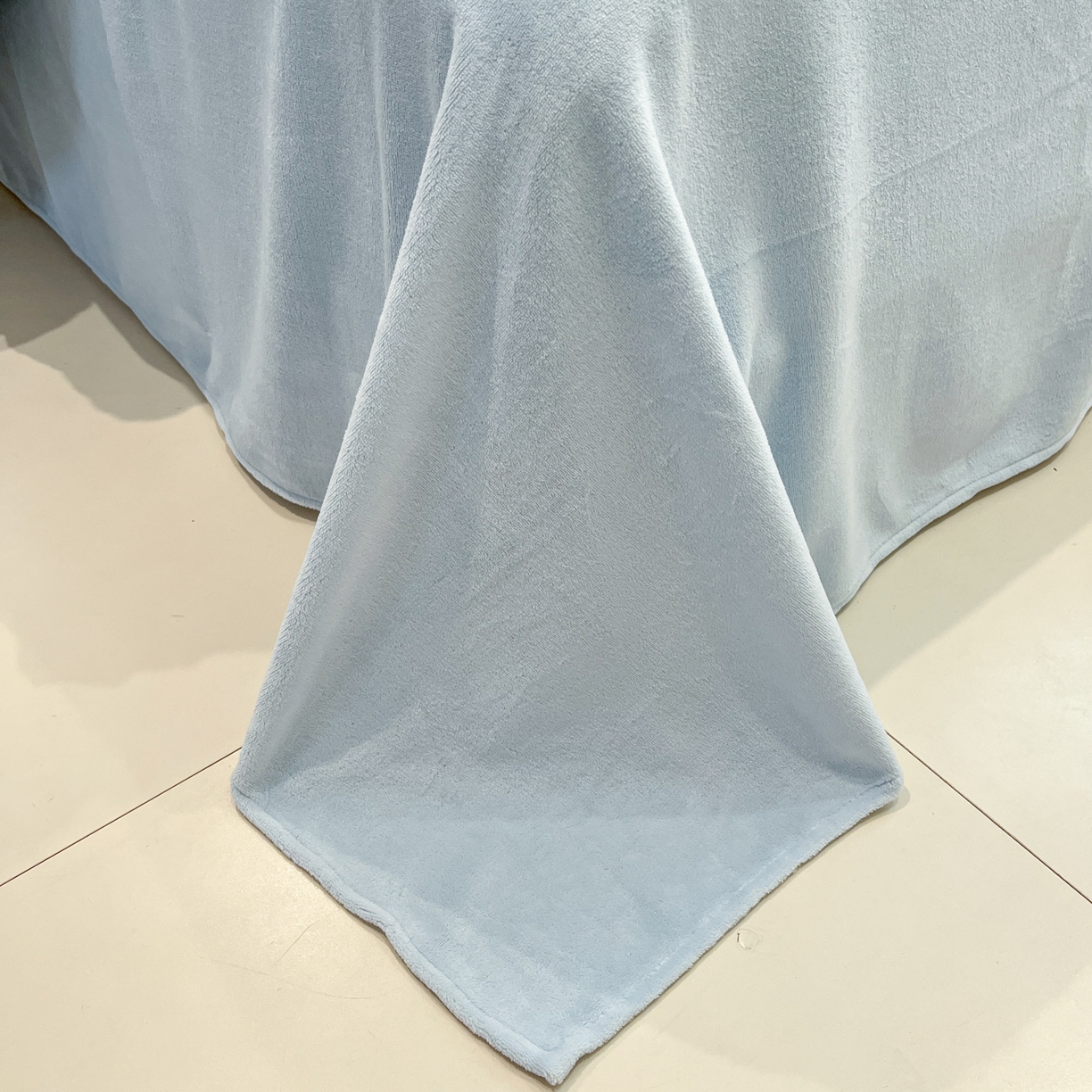 91家纺网 家纺一手货源 找家纺 金爱家 2025新品正版三丽鸥授权大版卡通平网数码印花加厚高克重牛奶绒系列四件套 绒大版-眼睛酷酷狗