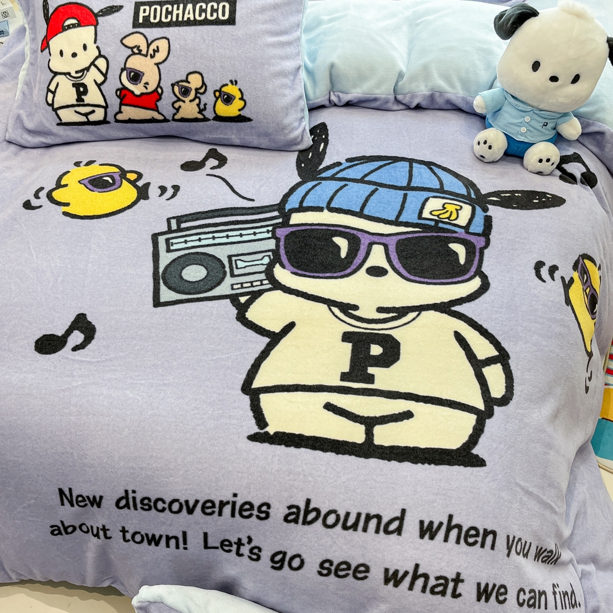 91家纺网 家纺一手货源 找家纺 金爱家 2025新品正版三丽鸥授权大版卡通平网数码印花加厚高克重牛奶绒系列四件套 绒大版-眼睛酷酷狗