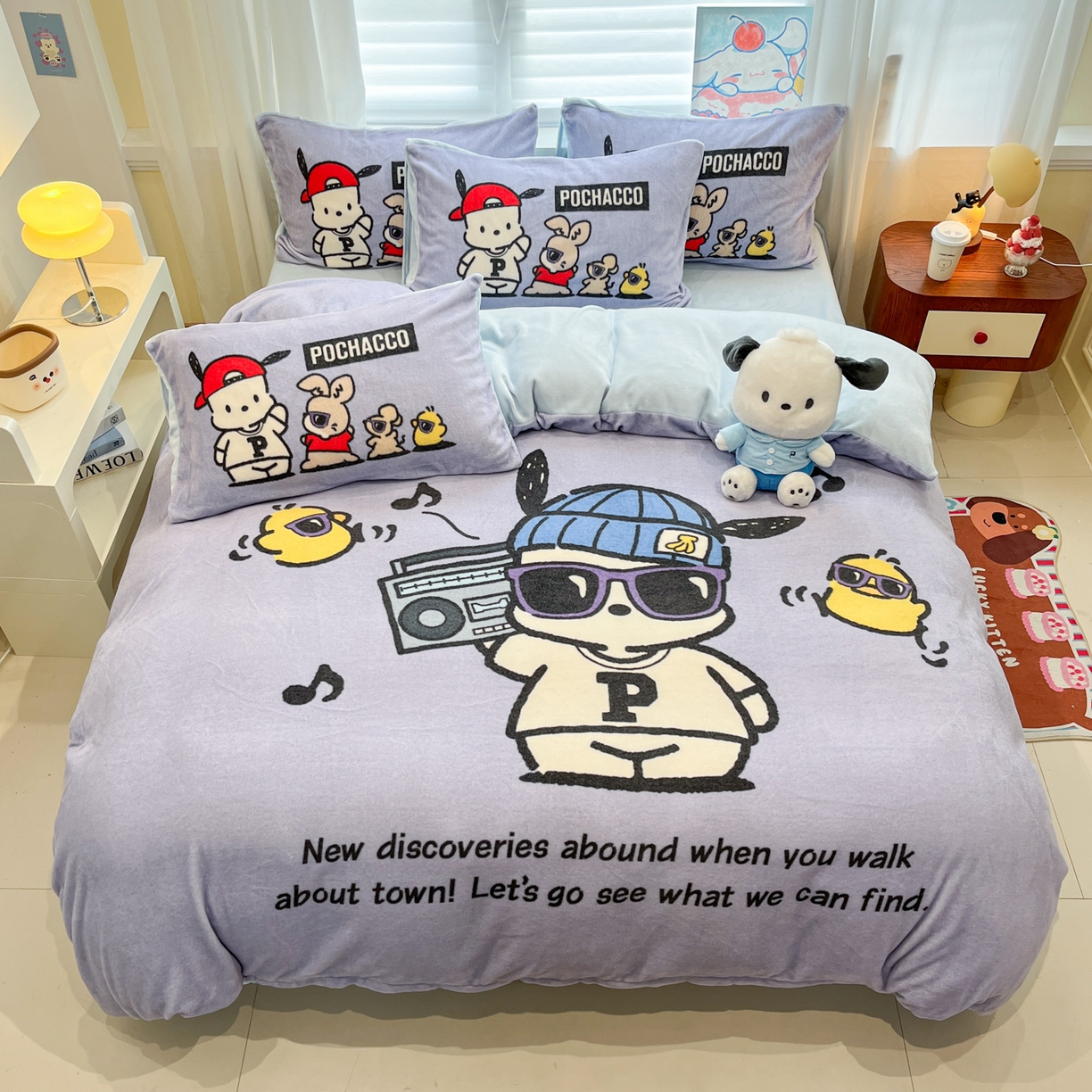 91家纺网 家纺一手货源 找家纺 金爱家 2025新品正版三丽鸥授权大版卡通平网数码印花加厚高克重牛奶绒系列四件套 绒大版-眼睛酷酷狗