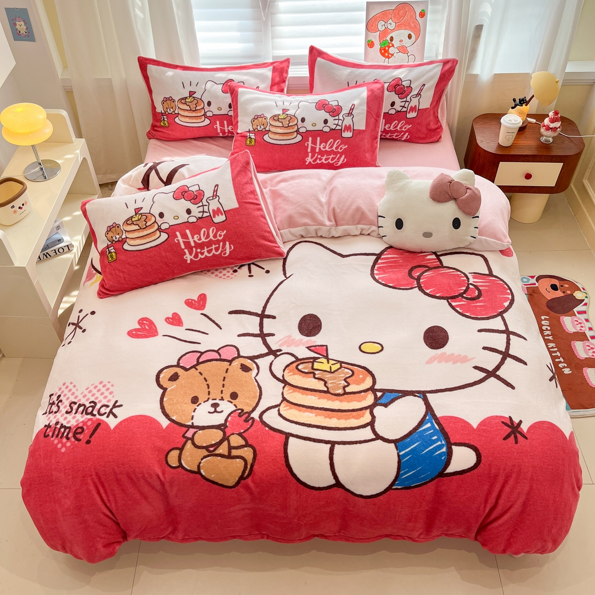 91家纺网 家纺一手货源 找家纺 金爱家 2025新品正版三丽鸥授权大版卡通平网数码印花加厚高克重牛奶绒系列四件套 绒大版-蛋糕kt