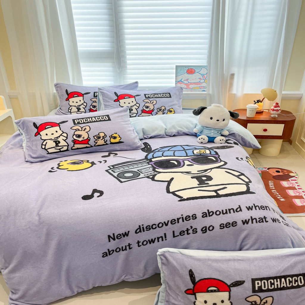 91家纺网 家纺一手货源 找家纺 金爱家 2025新品正版三丽鸥授权大版卡通平网数码印花加厚高克重牛奶绒系列四件套 绒大版-眼睛酷酷狗