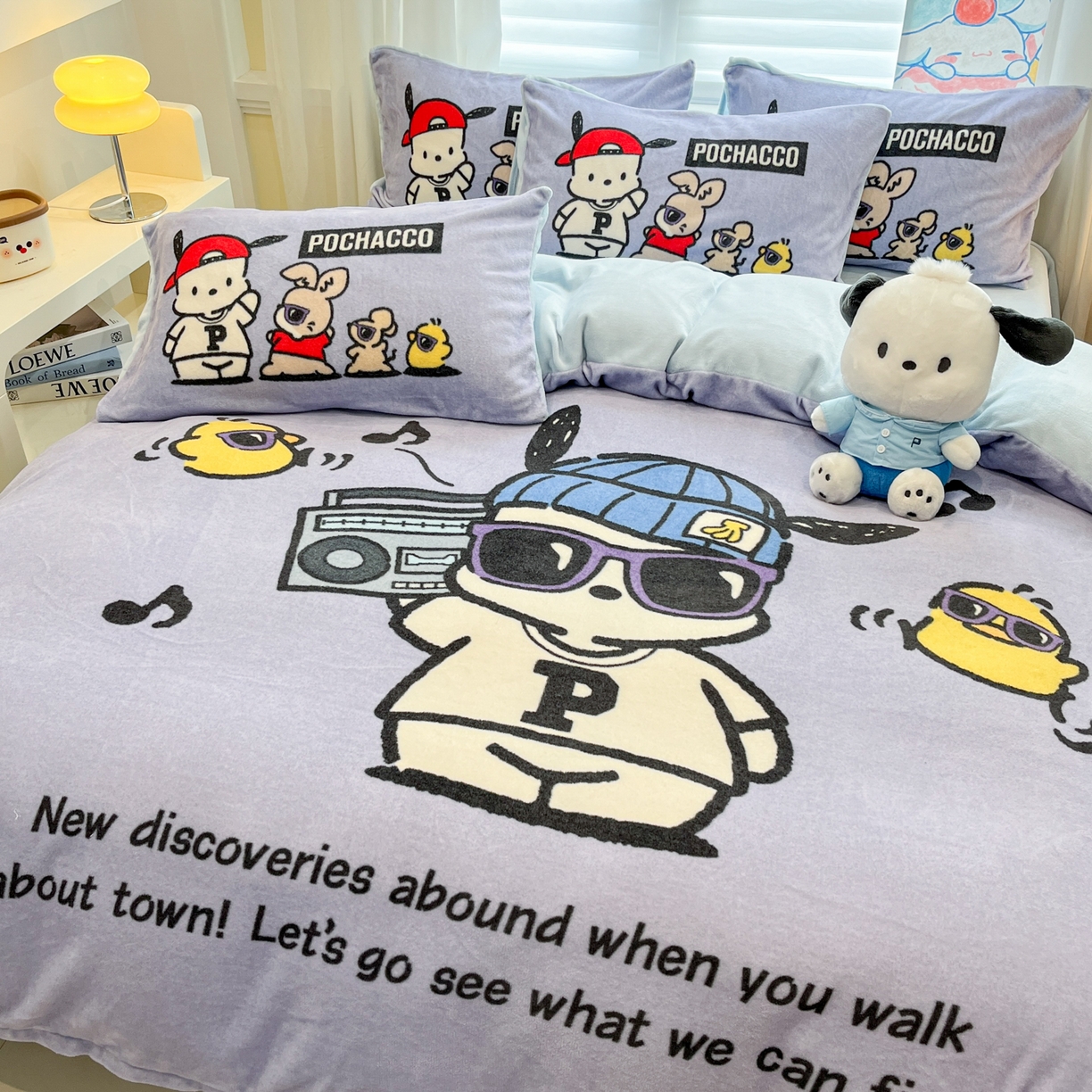 91家纺网 家纺一手货源 找家纺 金爱家 2025新品正版三丽鸥授权大版卡通平网数码印花加厚高克重牛奶绒系列四件套 绒大版-眼睛酷酷狗