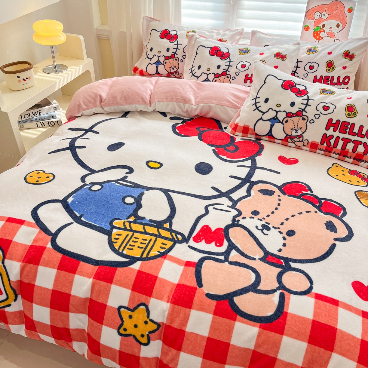 91家纺网 家纺一手货源 找家纺 金爱家 2025新品正版三丽鸥授权大版卡通平网数码印花加厚高克重牛奶绒系列四件套 绒大版-甜心kt