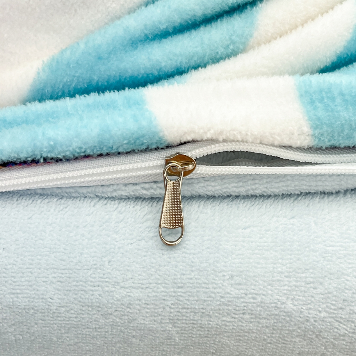 91家纺网 家纺一手货源 找家纺 金爱家 2025新品正版三丽鸥授权大版卡通平网数码印花加厚高克重牛奶绒系列四件套 绒大版-蛋糕大耳狗