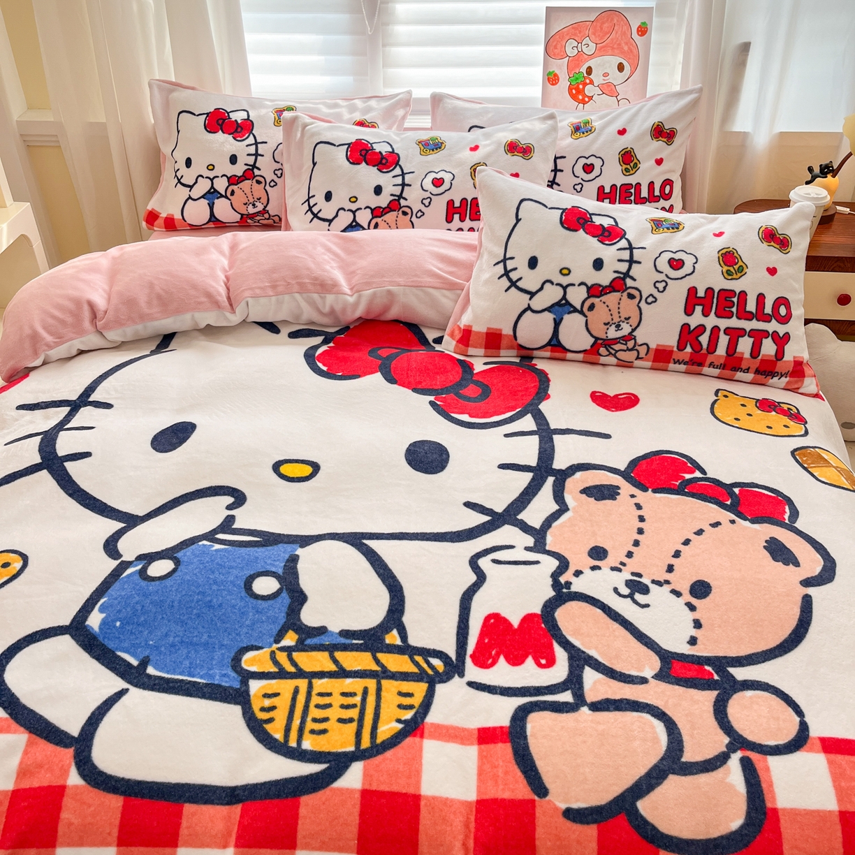 91家纺网 家纺一手货源 找家纺 金爱家 2025新品正版三丽鸥授权大版卡通平网数码印花加厚高克重牛奶绒系列四件套 绒大版-甜心kt