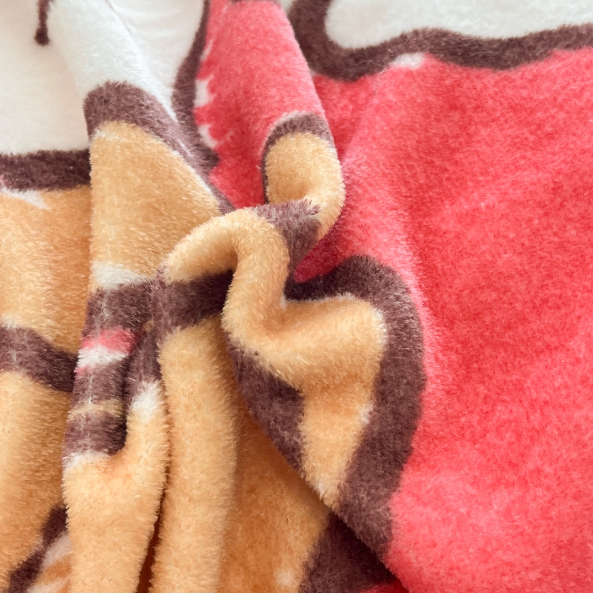 91家纺网 家纺一手货源 找家纺 金爱家 2025新品正版三丽鸥授权大版卡通平网数码印花加厚高克重牛奶绒系列四件套 绒大版-蛋糕kt