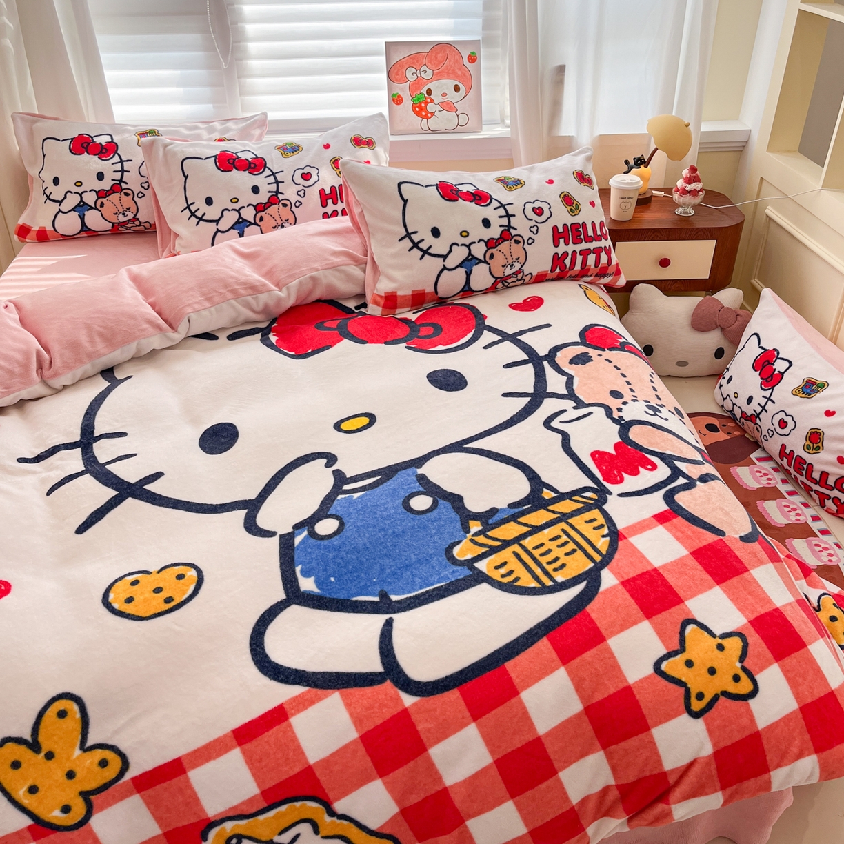 91家纺网 家纺一手货源 找家纺 金爱家 2025新品正版三丽鸥授权大版卡通平网数码印花加厚高克重牛奶绒系列四件套 绒大版-甜心kt