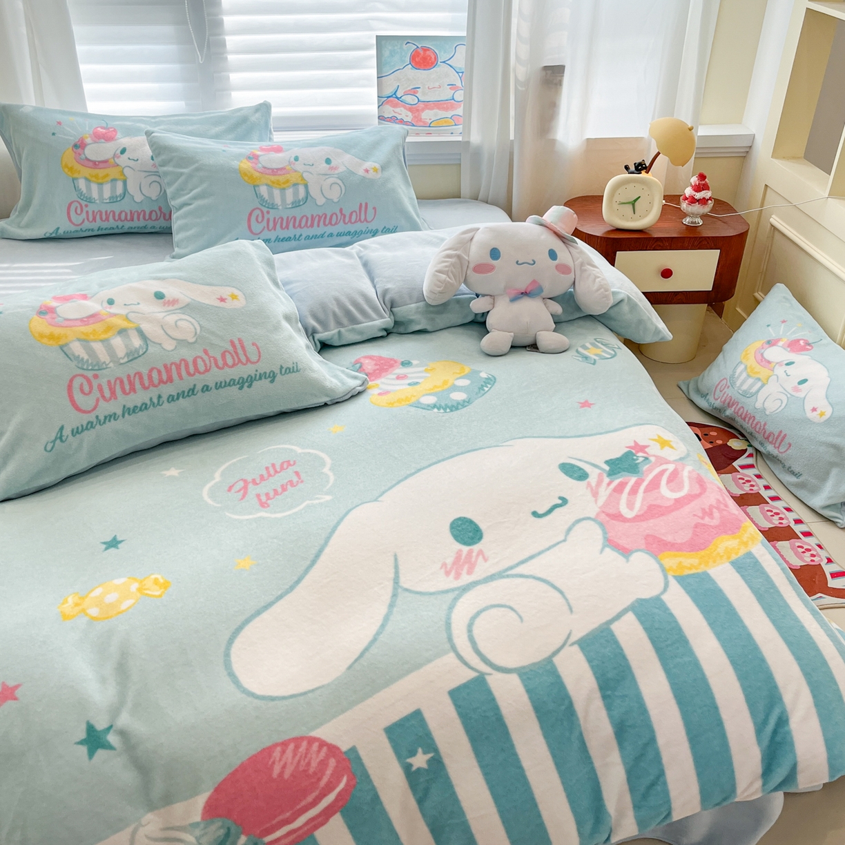 91家纺网 家纺一手货源 找家纺 金爱家 2025新品正版三丽鸥授权大版卡通平网数码印花加厚高克重牛奶绒系列四件套 绒大版-蛋糕大耳狗