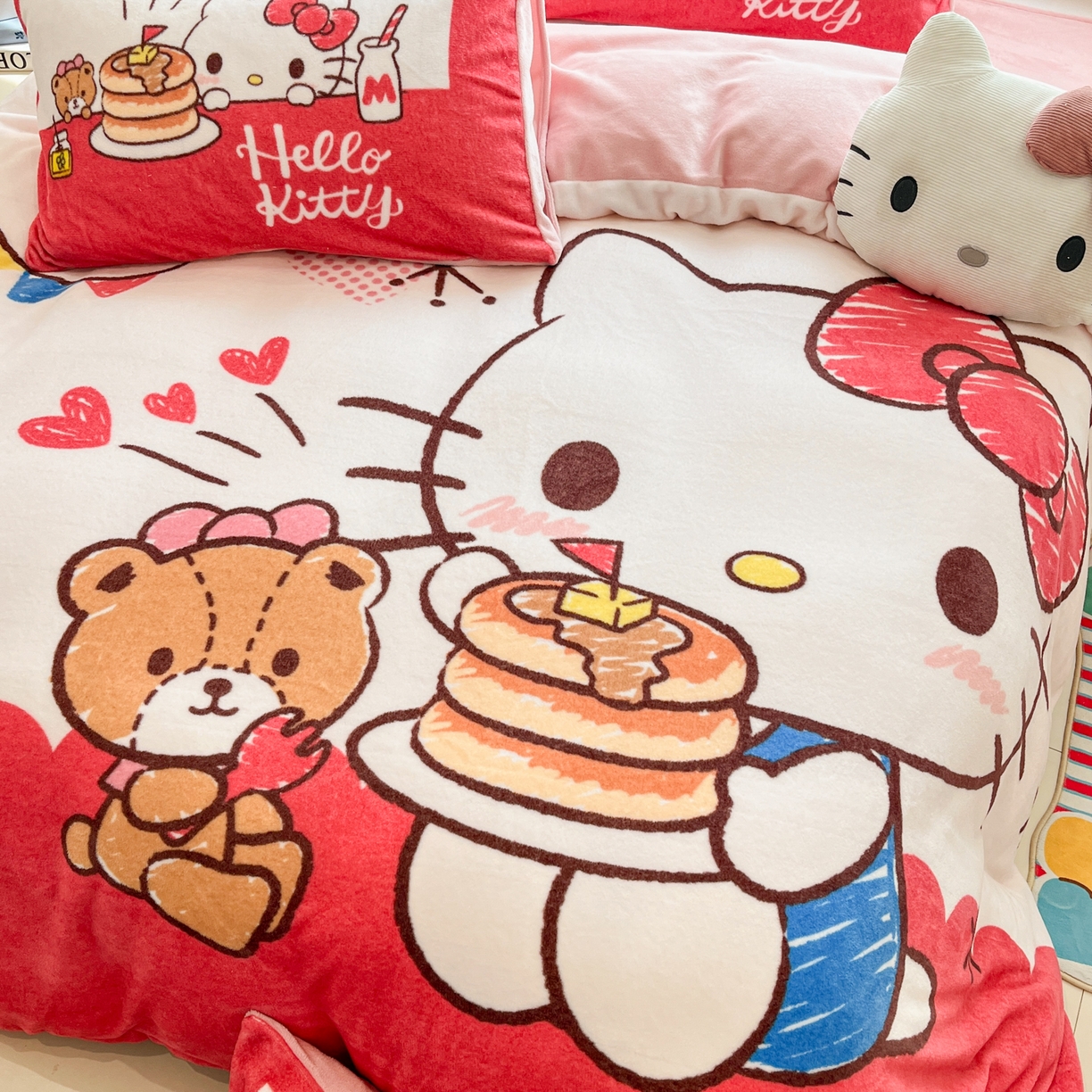 91家纺网 家纺一手货源 找家纺 金爱家 2025新品正版三丽鸥授权大版卡通平网数码印花加厚高克重牛奶绒系列四件套 绒大版-蛋糕kt