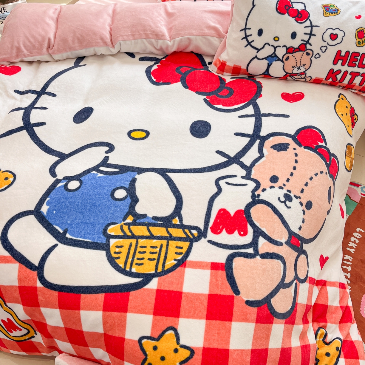 91家纺网 家纺一手货源 找家纺 金爱家 2025新品正版三丽鸥授权大版卡通平网数码印花加厚高克重牛奶绒系列四件套 绒大版-甜心kt