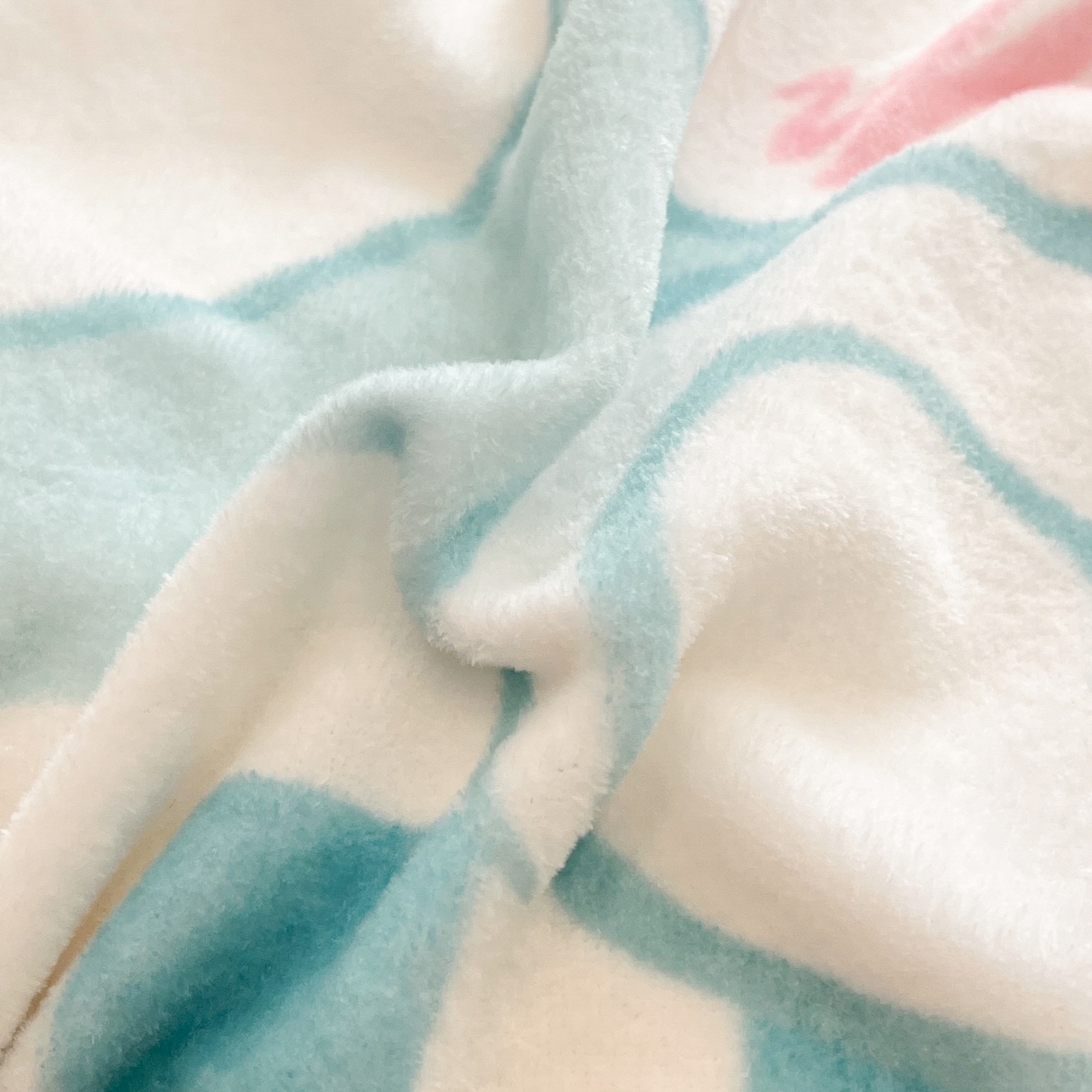 91家纺网 家纺一手货源 找家纺 金爱家 2025新品正版三丽鸥授权大版卡通平网数码印花加厚高克重牛奶绒系列四件套 绒大版-蛋糕大耳狗