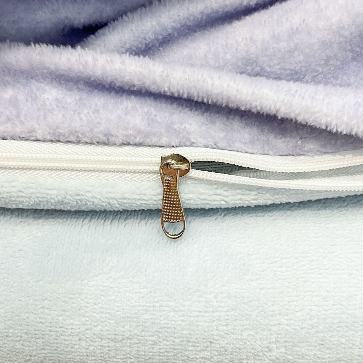 91家纺网 家纺一手货源 找家纺 金爱家 2025新品正版三丽鸥授权大版卡通平网数码印花加厚高克重牛奶绒系列四件套 绒大版-眼睛酷酷狗