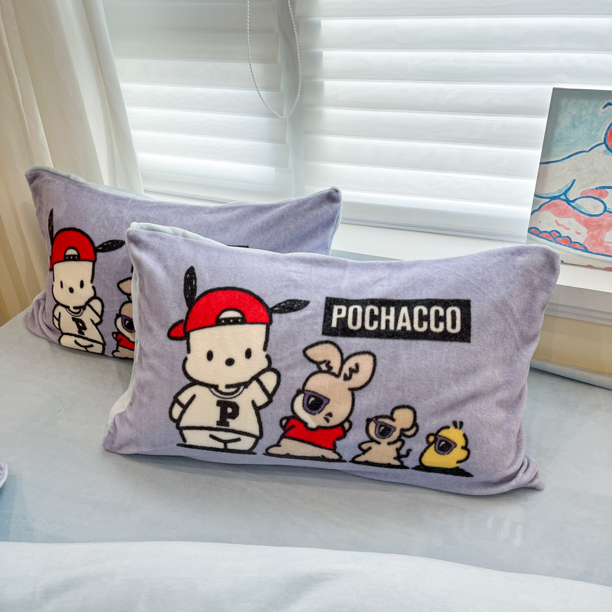 91家纺网 家纺一手货源 找家纺 金爱家 2025新品正版三丽鸥授权大版卡通平网数码印花加厚高克重牛奶绒系列四件套 绒大版-眼睛酷酷狗