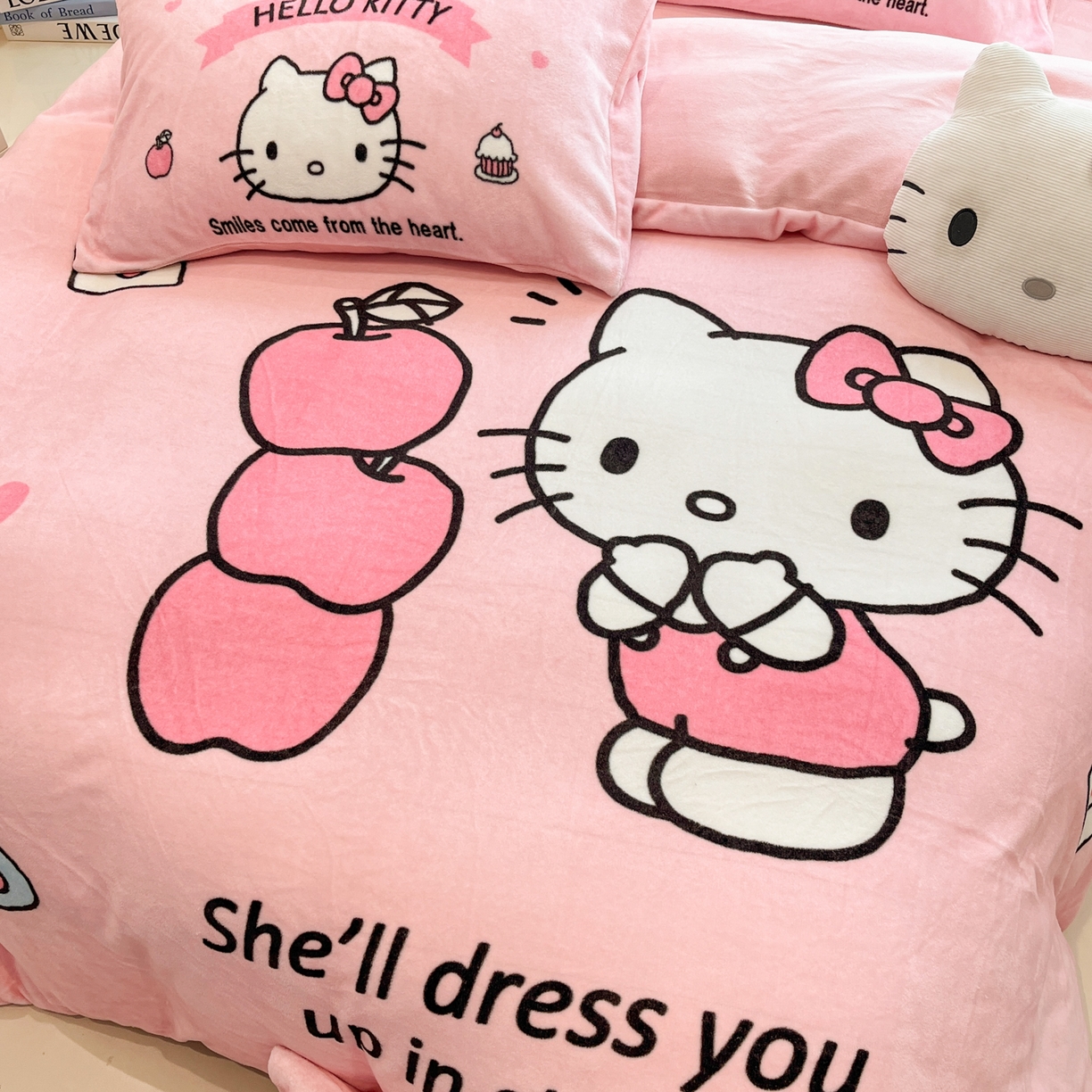 91家纺网 家纺一手货源 找家纺 金爱家 2025新品正版三丽鸥授权大版卡通平网数码印花加厚高克重牛奶绒系列四件套 绒大版-可爱kt猫