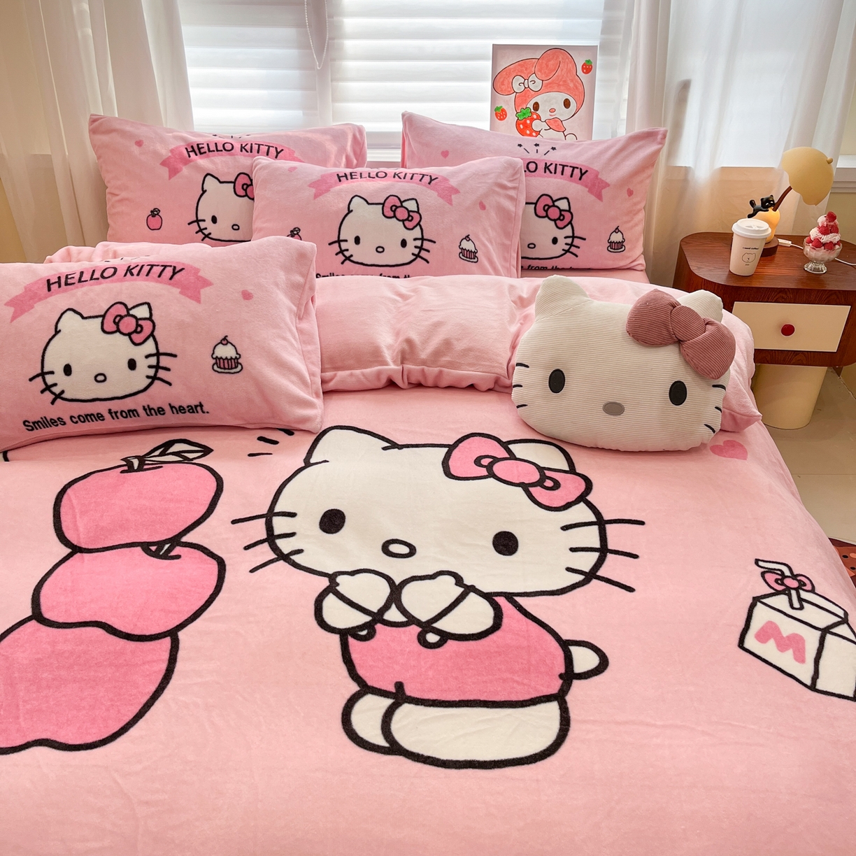 91家纺网 家纺一手货源 找家纺 金爱家 2025新品正版三丽鸥授权大版卡通平网数码印花加厚高克重牛奶绒系列四件套 绒大版-可爱kt猫