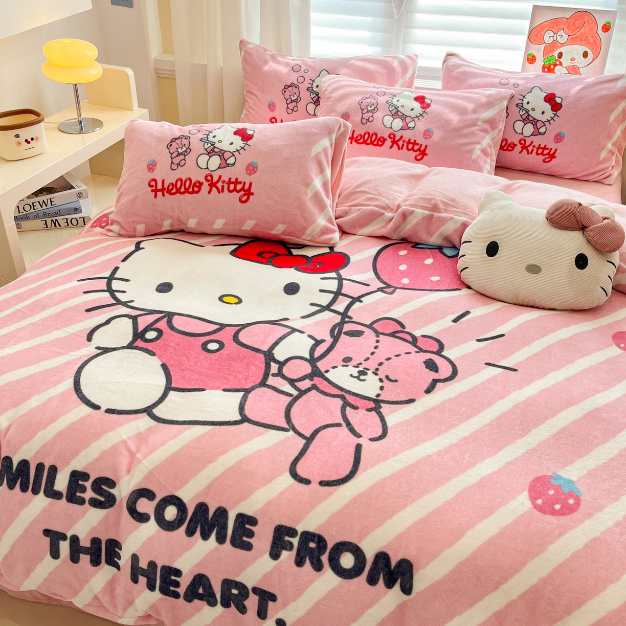 91家纺网 家纺一手货源 找家纺 金爱家 2025新品正版三丽鸥授权大版卡通平网数码印花加厚高克重牛奶绒系列四件套 绒大版-草莓kt