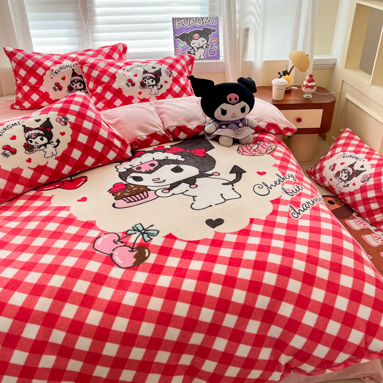 91家纺网 家纺一手货源 找家纺 金爱家 2025新品正版三丽鸥授权大版卡通平网数码印花加厚高克重牛奶绒系列四件套 绒大版-蛋糕库洛米