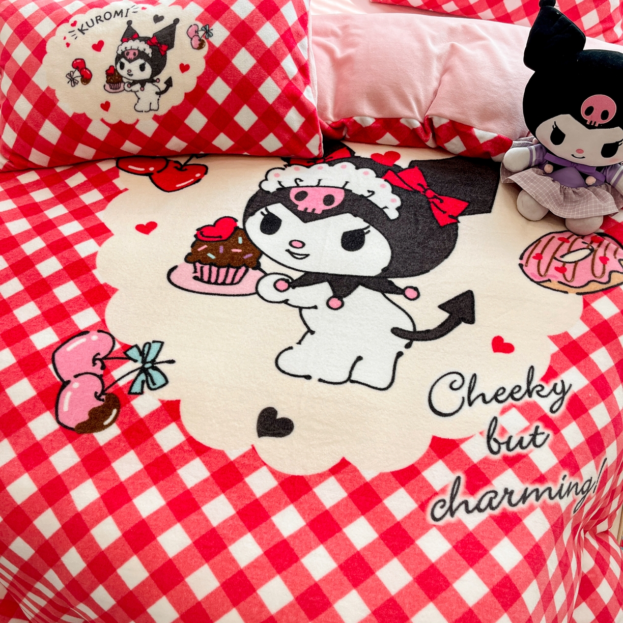 91家纺网 家纺一手货源 找家纺 金爱家 2025新品正版三丽鸥授权大版卡通平网数码印花加厚高克重牛奶绒系列四件套 绒大版-蛋糕库洛米