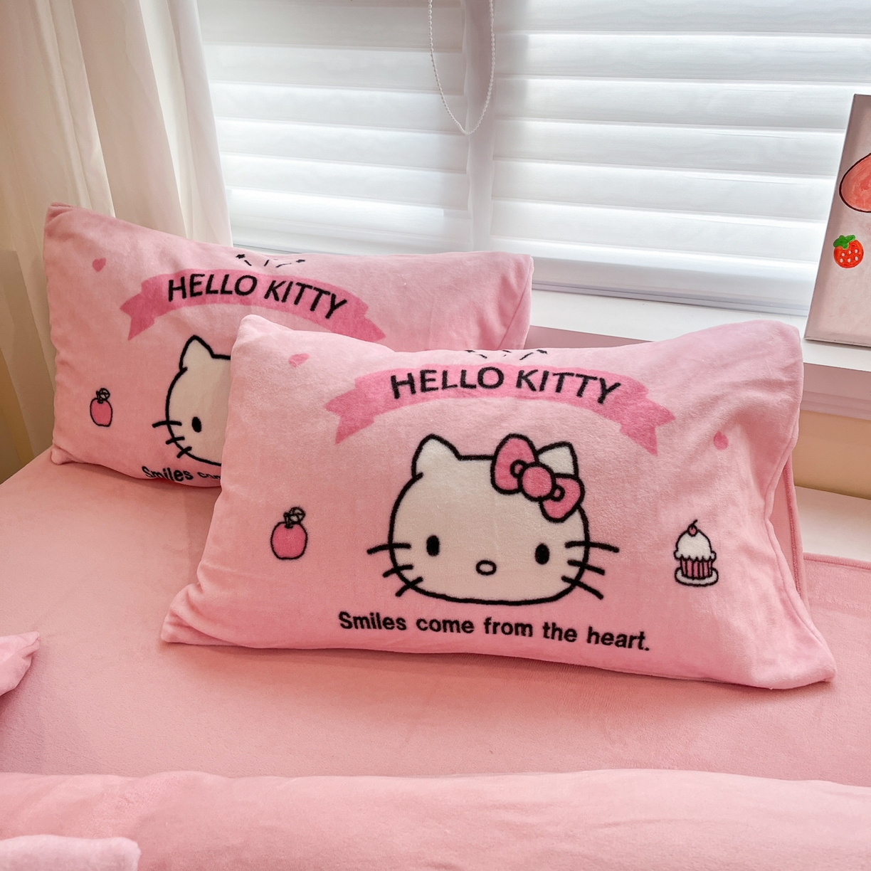 91家纺网 家纺一手货源 找家纺 金爱家 2025新品正版三丽鸥授权大版卡通平网数码印花加厚高克重牛奶绒系列四件套 绒大版-可爱kt猫