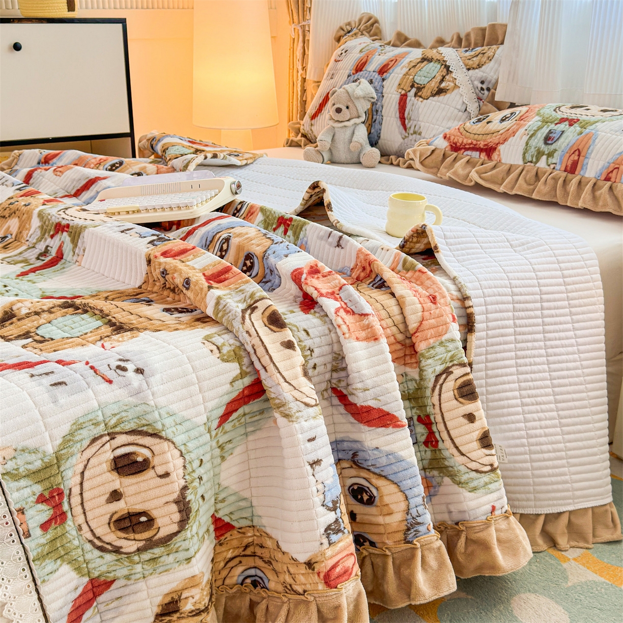 91家纺网 家纺一手货源 找家纺 恒爱家纺 2025新款牛奶绒夹棉花边床盖系列三件套 拉布布