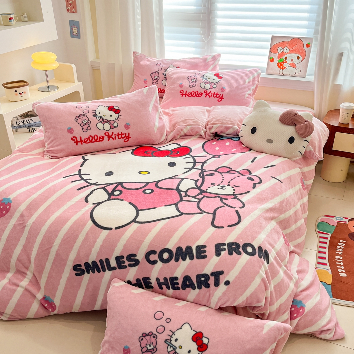 91家纺网 家纺一手货源 找家纺 金爱家 2025新品正版三丽鸥授权大版卡通平网数码印花加厚高克重牛奶绒系列四件套 绒大版-草莓kt