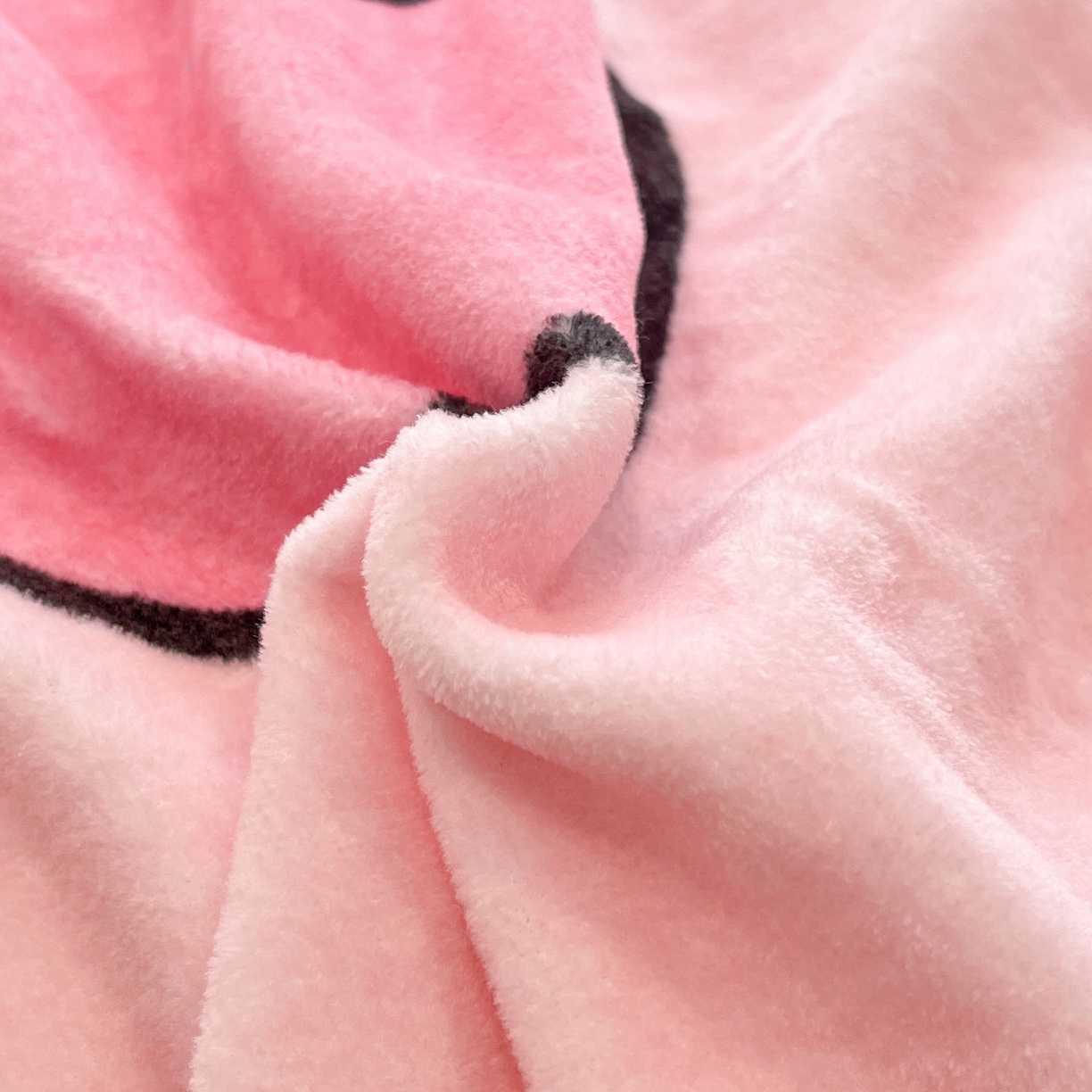 91家纺网 家纺一手货源 找家纺 金爱家 2025新品正版三丽鸥授权大版卡通平网数码印花加厚高克重牛奶绒系列四件套 绒大版-可爱kt猫