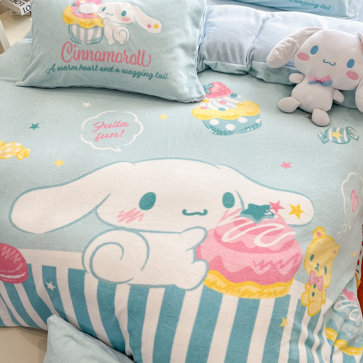 91家纺网 家纺一手货源 找家纺 金爱家 2025新品正版三丽鸥授权大版卡通平网数码印花加厚高克重牛奶绒系列四件套 绒大版-蛋糕大耳狗