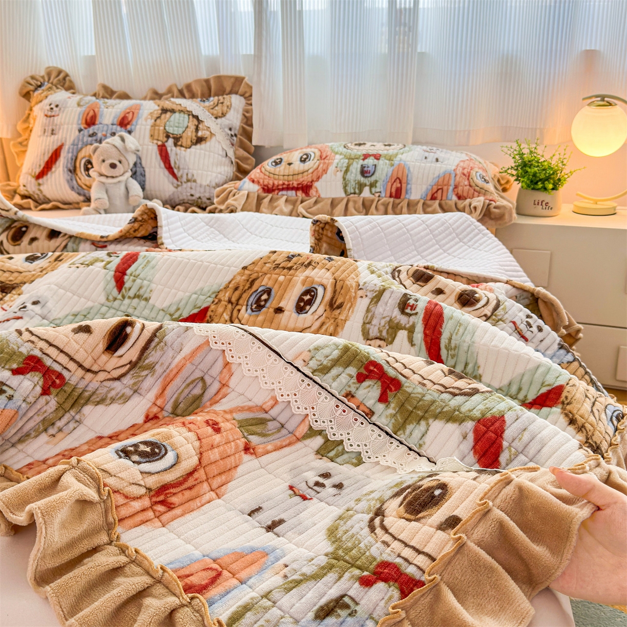 91家纺网 家纺一手货源 找家纺 恒爱家纺 2025新款牛奶绒夹棉花边床盖系列三件套 拉布布