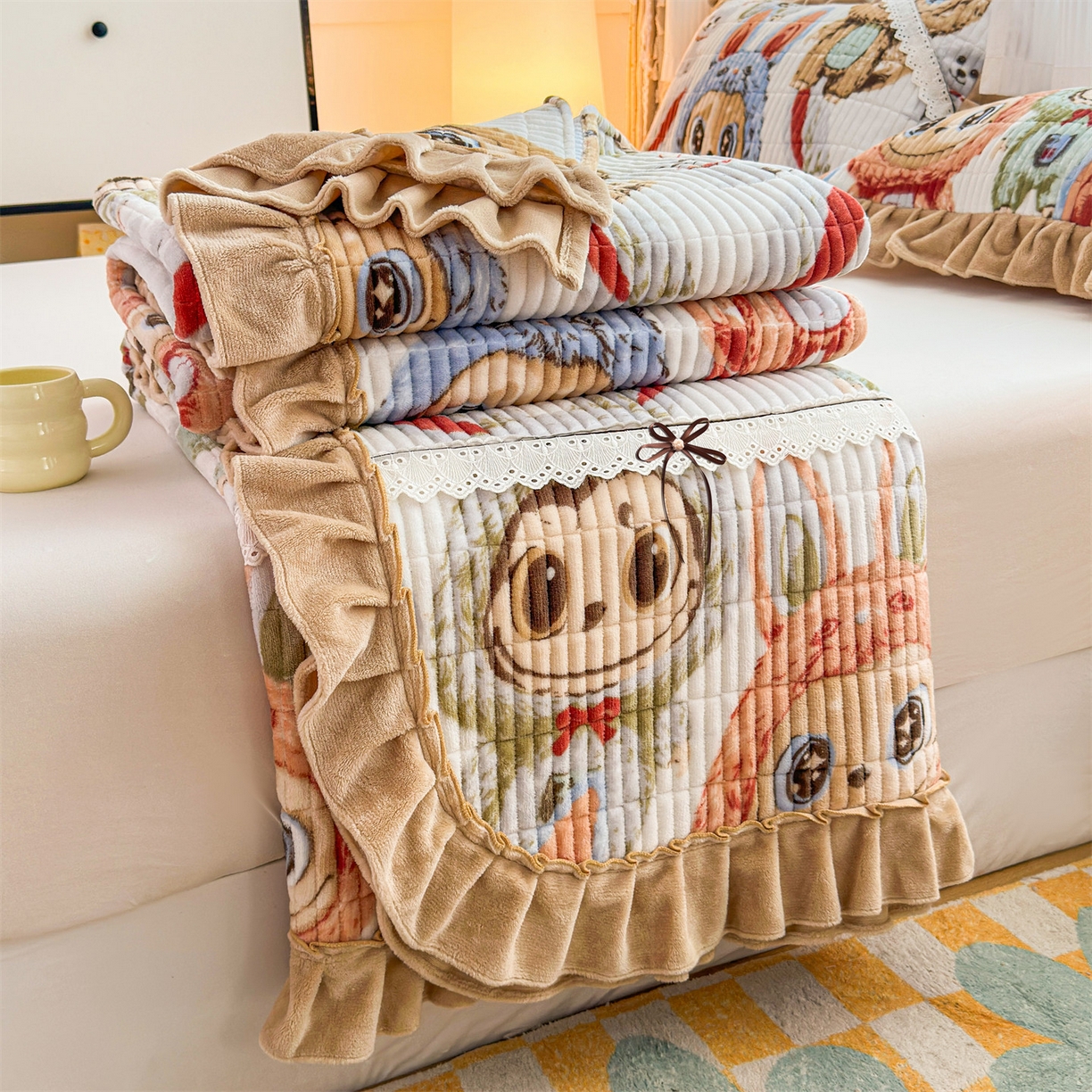 91家纺网 家纺一手货源 找家纺 恒爱家纺 2025新款牛奶绒夹棉花边床盖系列三件套 拉布布