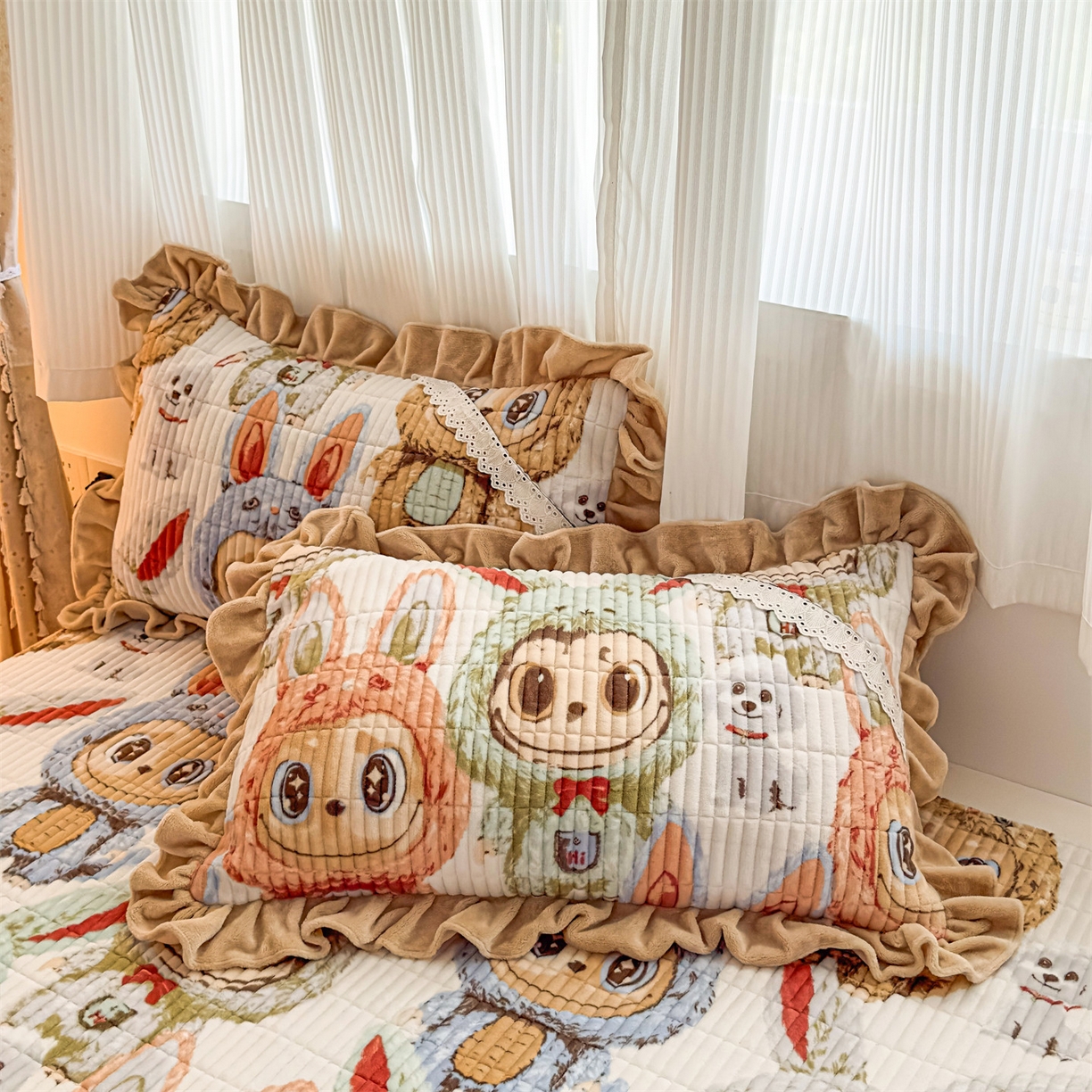 91家纺网 家纺一手货源 找家纺 恒爱家纺 2025新款牛奶绒夹棉花边床盖系列三件套 拉布布