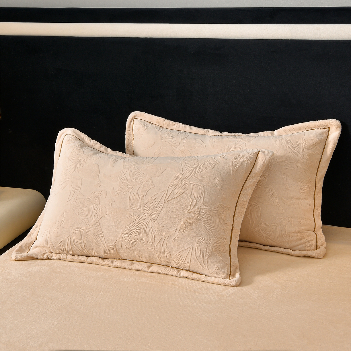 91家纺网 家纺一手货源 找家纺 苏迪网销供货 2025新款牛奶绒四件套A类高克重全消光雕花一字绣工艺款 百合-奶咖