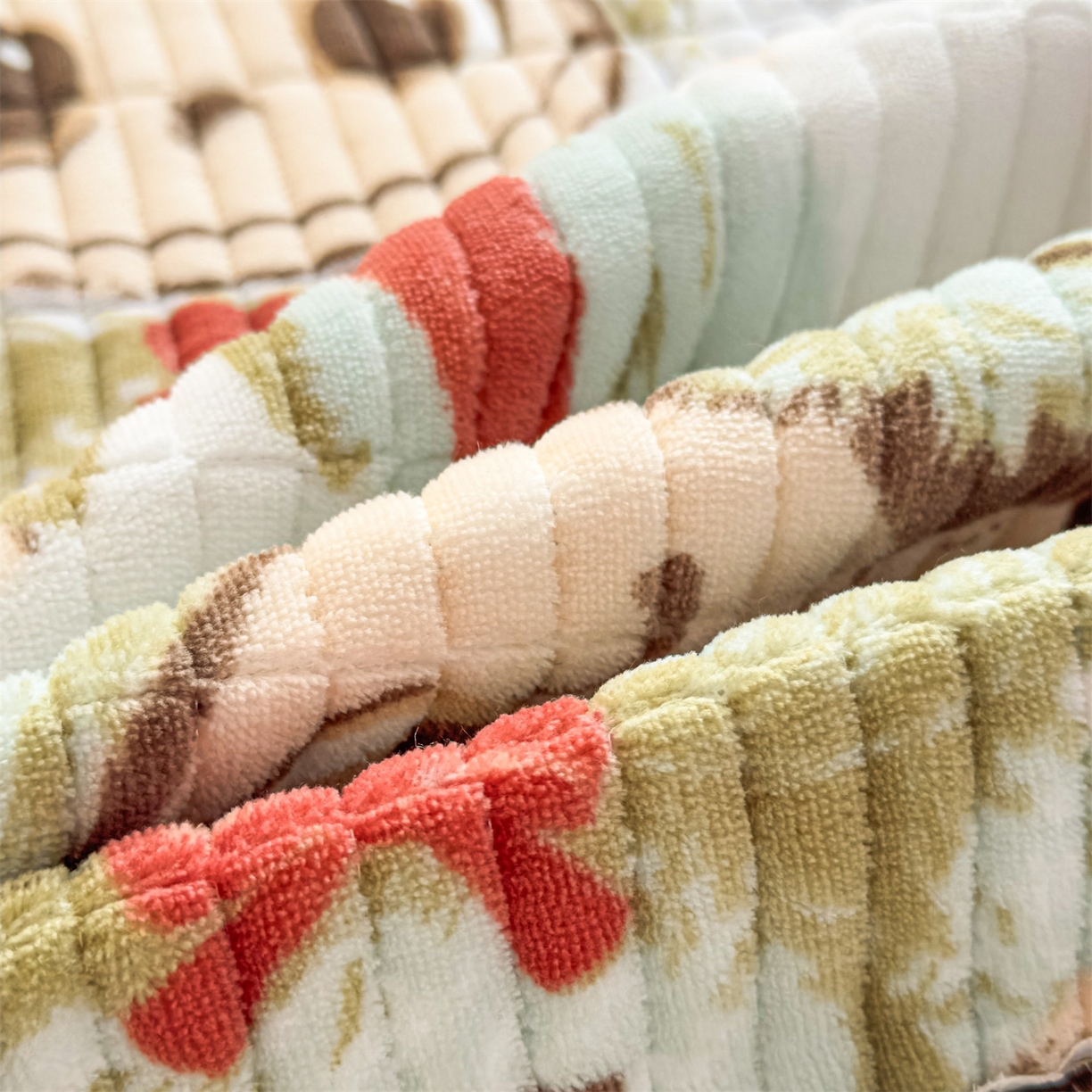 91家纺网 家纺一手货源 找家纺 恒爱家纺 2025新款牛奶绒夹棉花边床盖系列三件套 拉布布