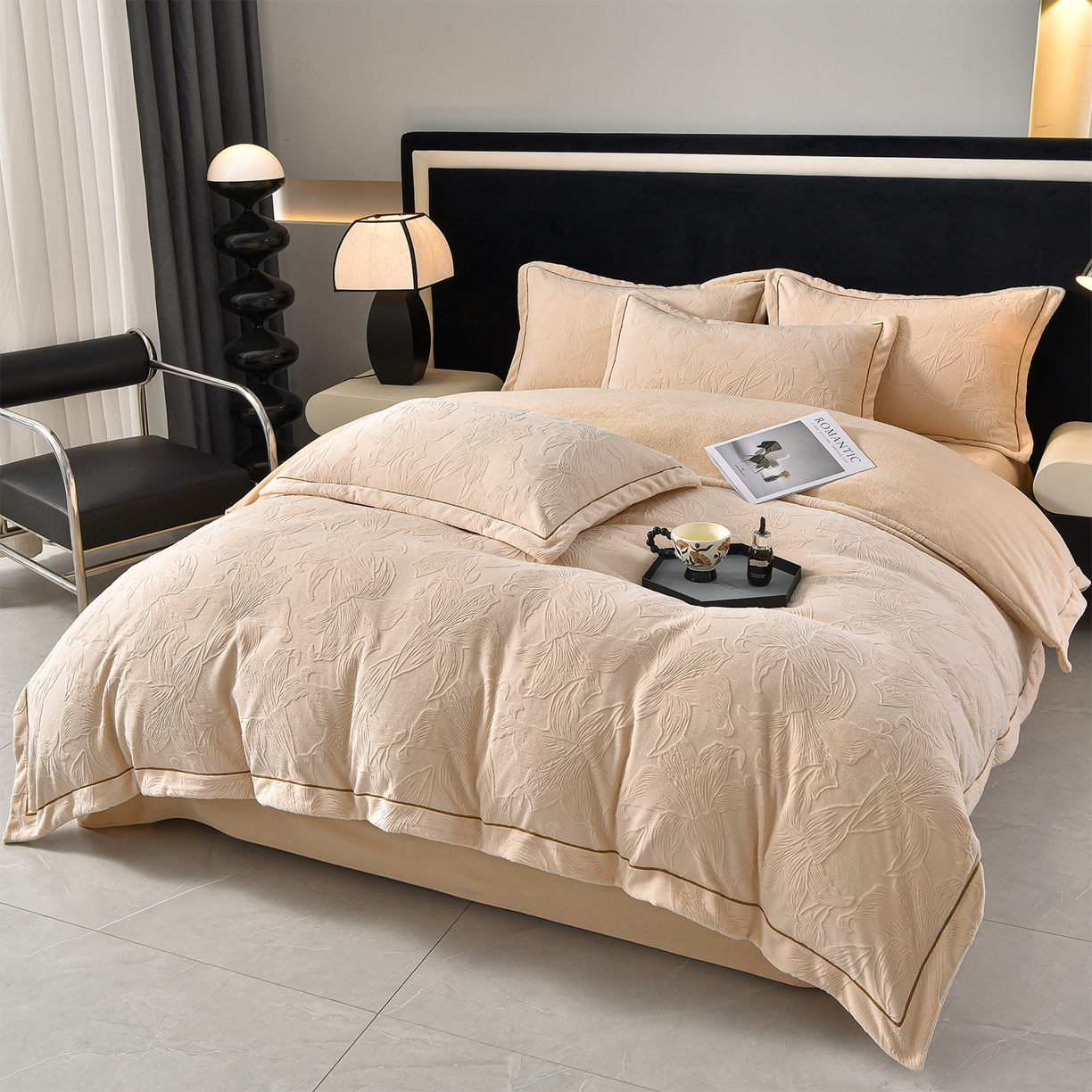 91家纺网 家纺一手货源 找家纺 苏迪网销供货 2025新款牛奶绒四件套A类高克重全消光雕花一字绣工艺款 百合-奶咖