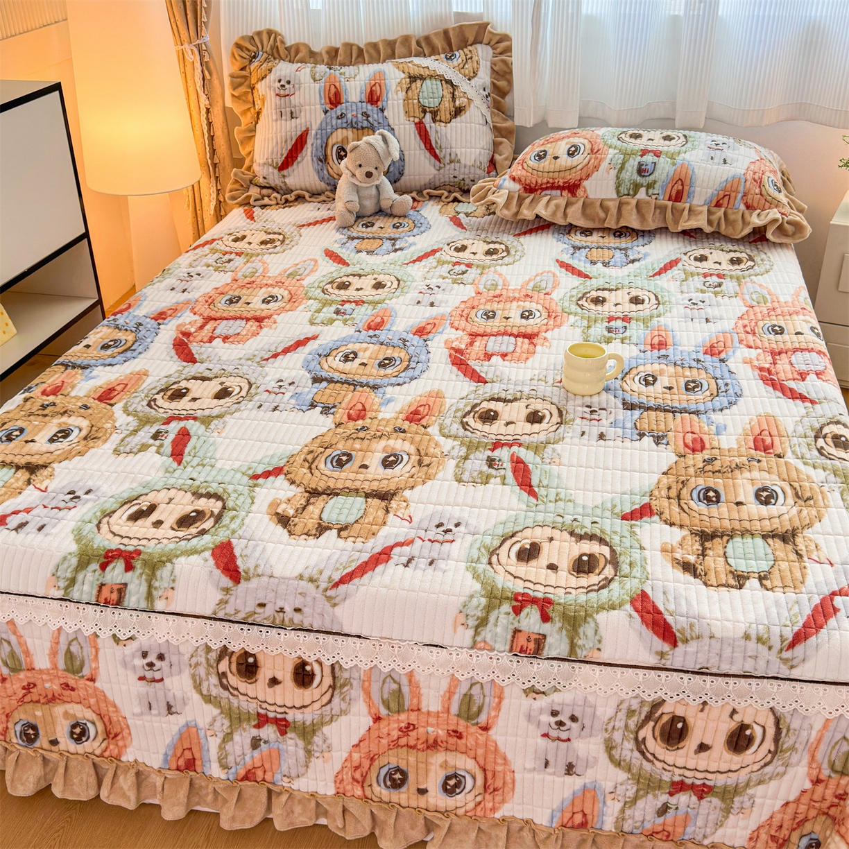 91家纺网 家纺一手货源 找家纺 恒爱家纺 2025新款牛奶绒夹棉花边床盖系列三件套 拉布布