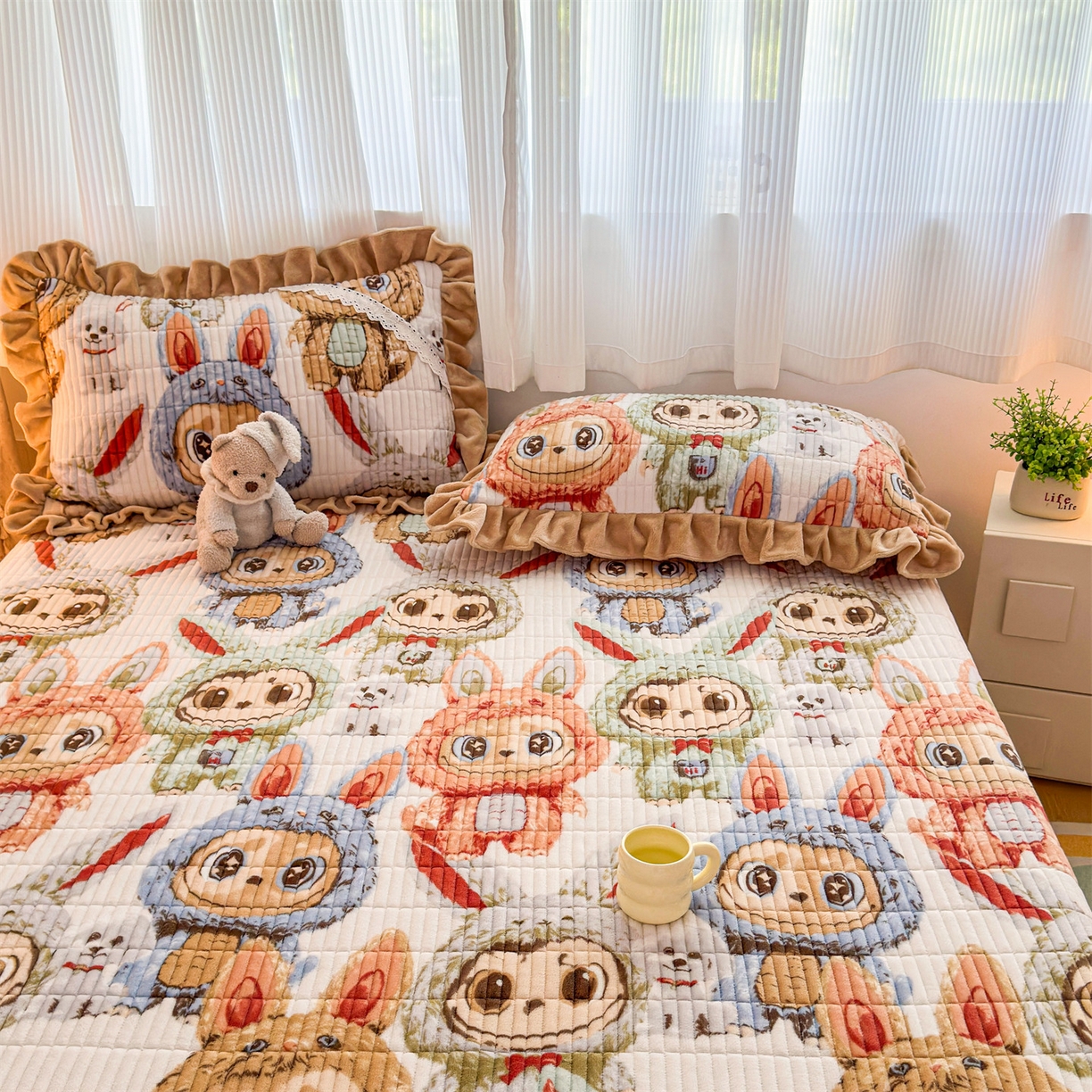 91家纺网 家纺一手货源 找家纺 恒爱家纺 2025新款牛奶绒夹棉花边床盖系列三件套 拉布布