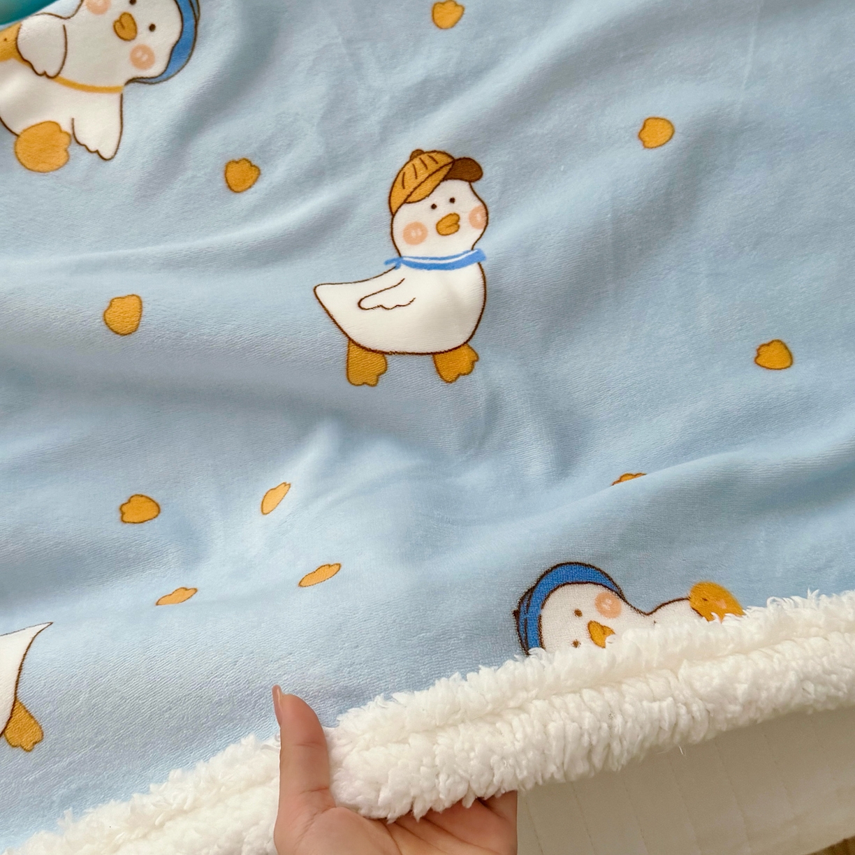 91家纺网 家纺一手货源 找家纺 航途席业 2025新款200g牛奶绒羊羔绒毛毯 蓝鸭子