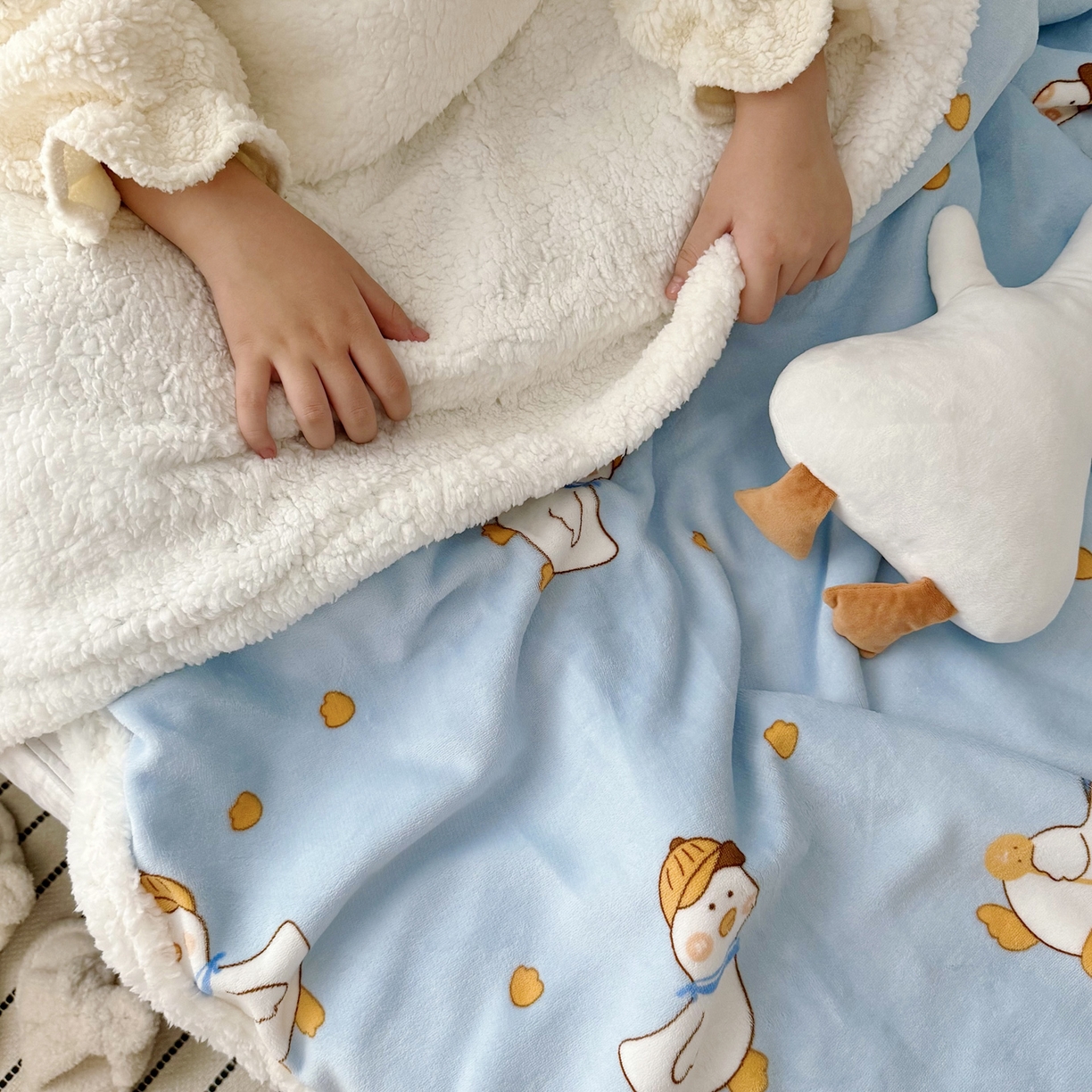 91家纺网 家纺一手货源 找家纺 航途席业 2025新款200g牛奶绒羊羔绒毛毯 蓝鸭子