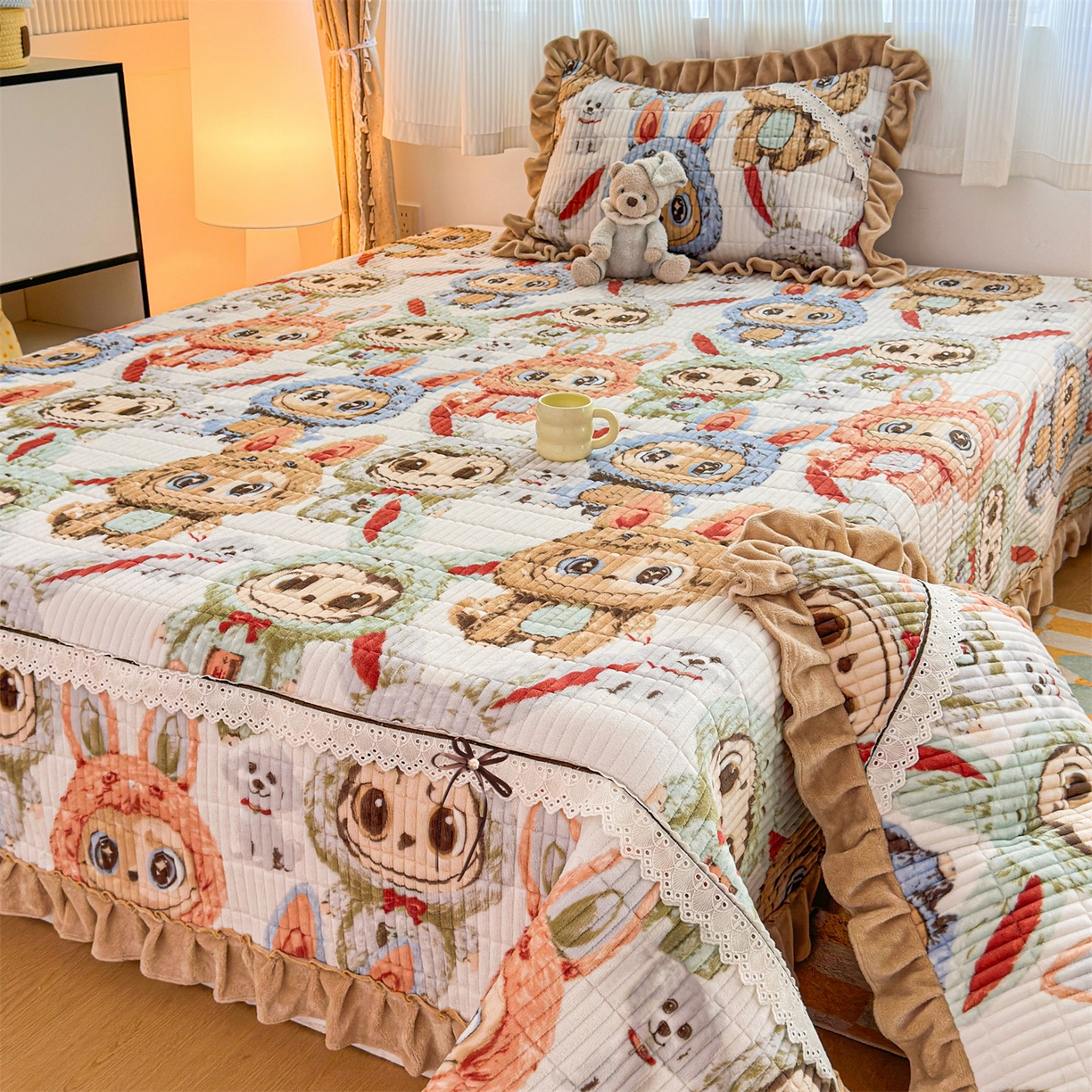 91家纺网 家纺一手货源 找家纺 恒爱家纺 2025新款牛奶绒夹棉花边床盖系列三件套 拉布布