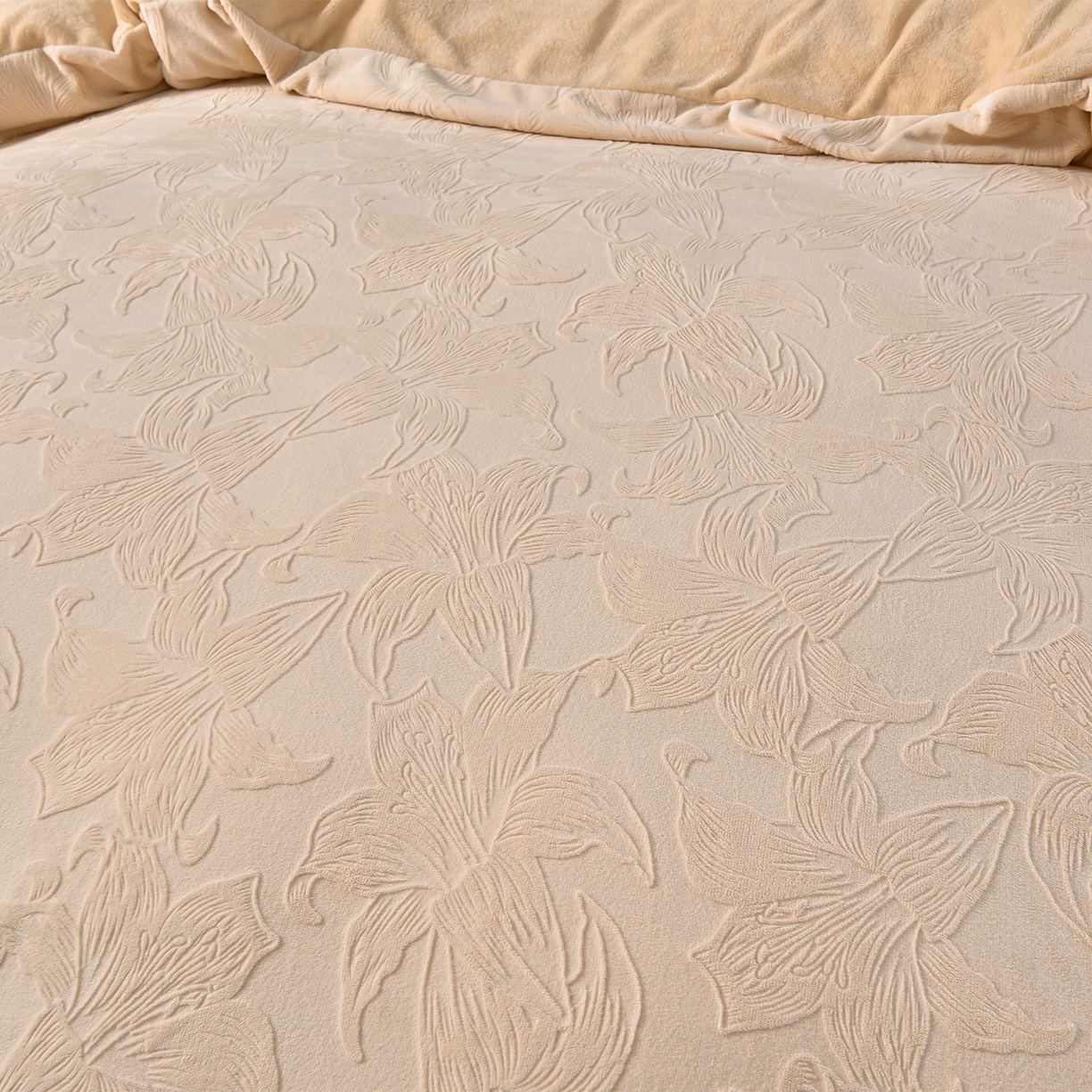 91家纺网 家纺一手货源 找家纺 苏迪网销供货 2025新款牛奶绒四件套A类高克重全消光雕花一字绣工艺款 百合-奶咖