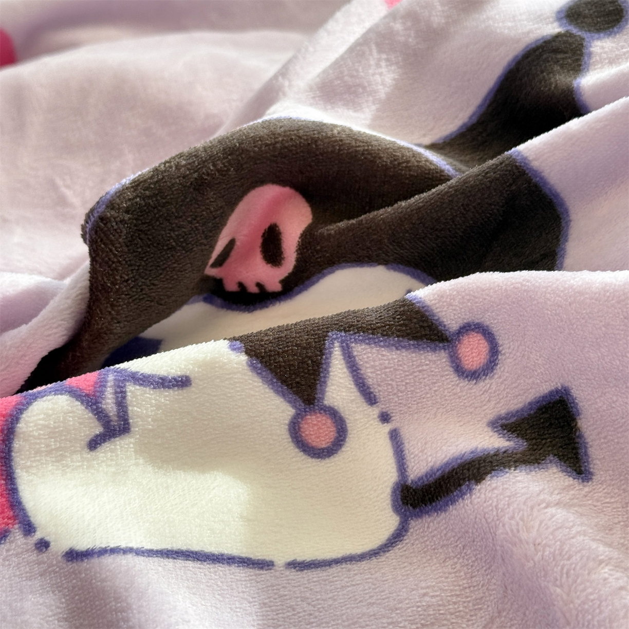 91家纺网 家纺一手货源 找家纺 名兮家居 2025新款经典奥特曼-三丽鸥高克重牛奶绒四件套 紫色库洛米